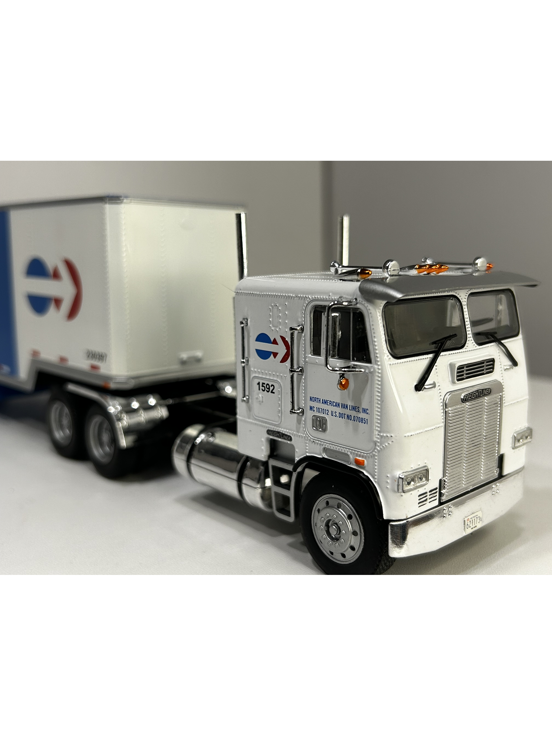 Freightliner FLA NorthAmerican – Camión Clásico Americano – 1:43 6