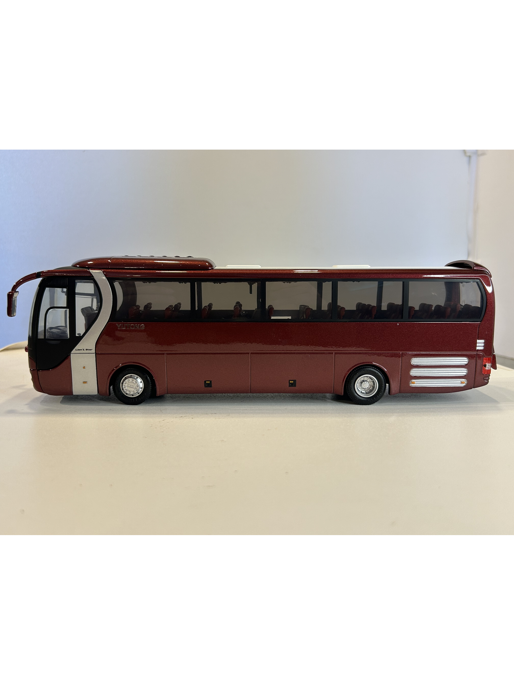 Yutong Bus MAN RheinSTAR ZK6120R41 – Tour de Lujo | Modelo a Escala 1:42 Aleación Metal 10