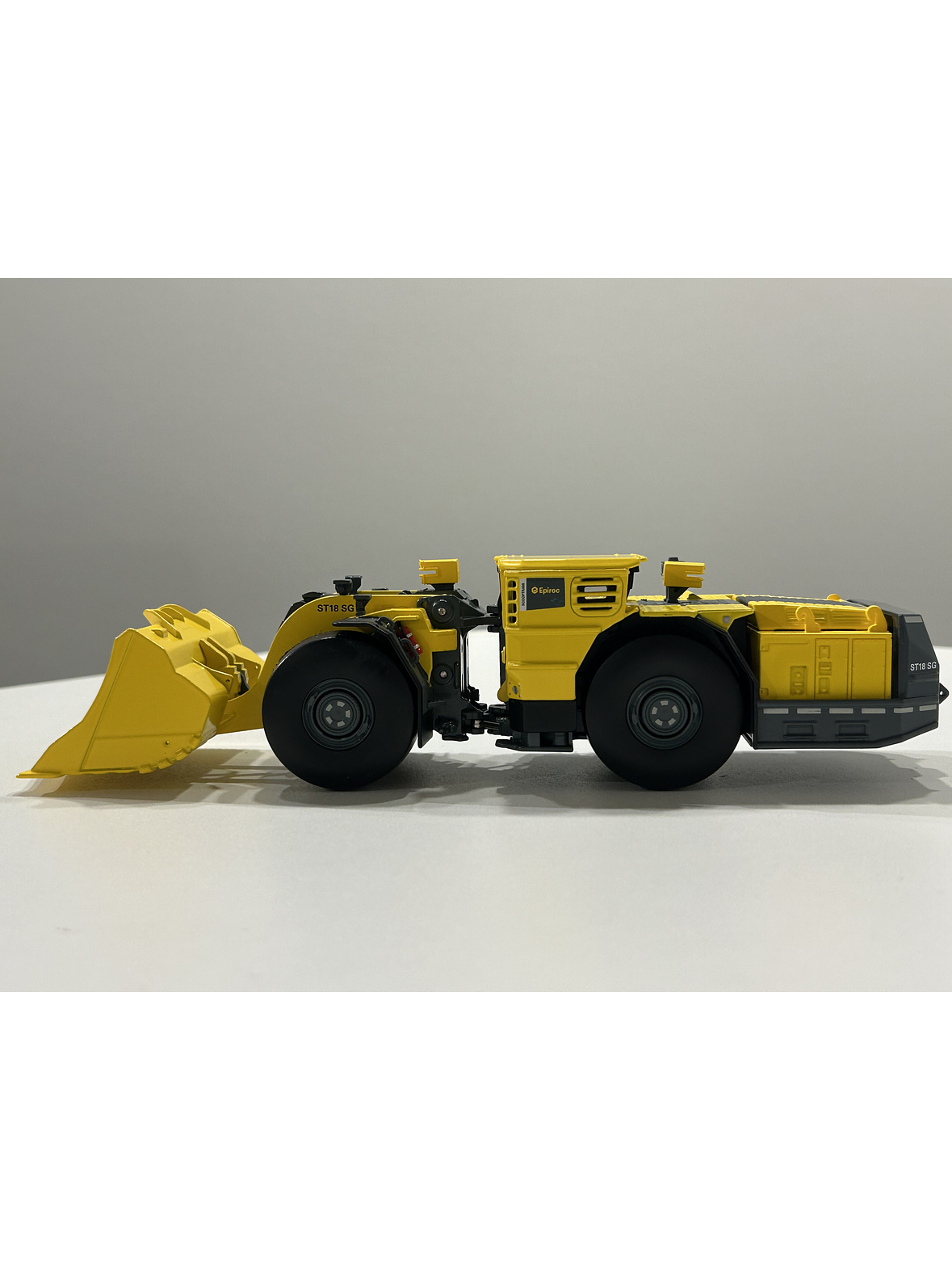 Epiroc Scooptram ST18 SG – 1:50 | Modelo a Escala de Cargador Subterráneo Minero 9