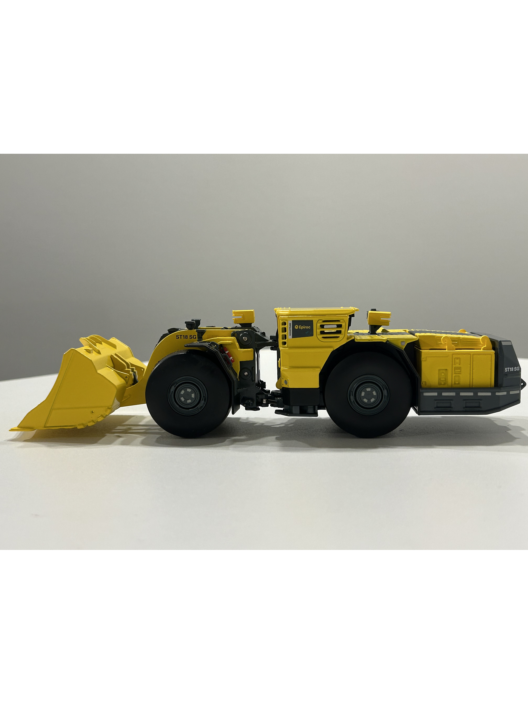 Epiroc Scooptram ST18 SG – 1:50 | Modelo a Escala de Cargador Subterráneo Minero 9