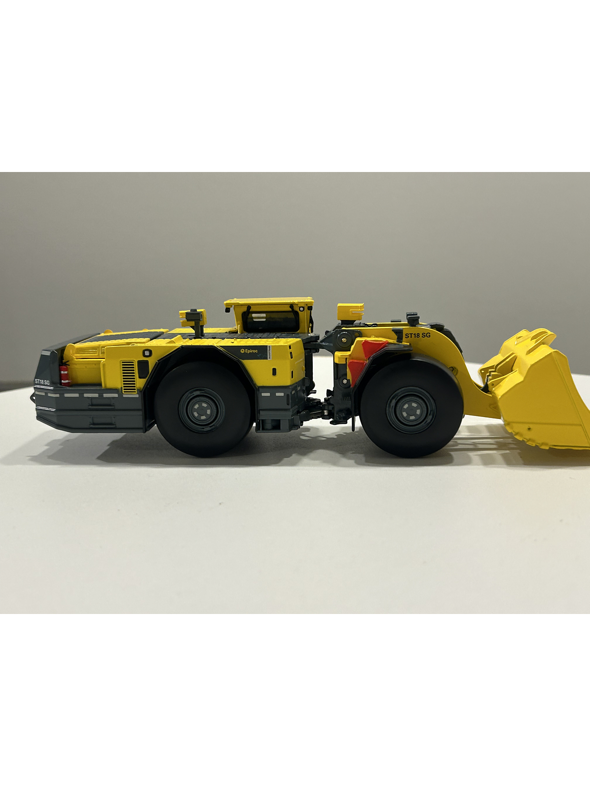Epiroc Scooptram ST18 SG – 1:50 | Modelo a Escala de Cargador Subterráneo Minero 5