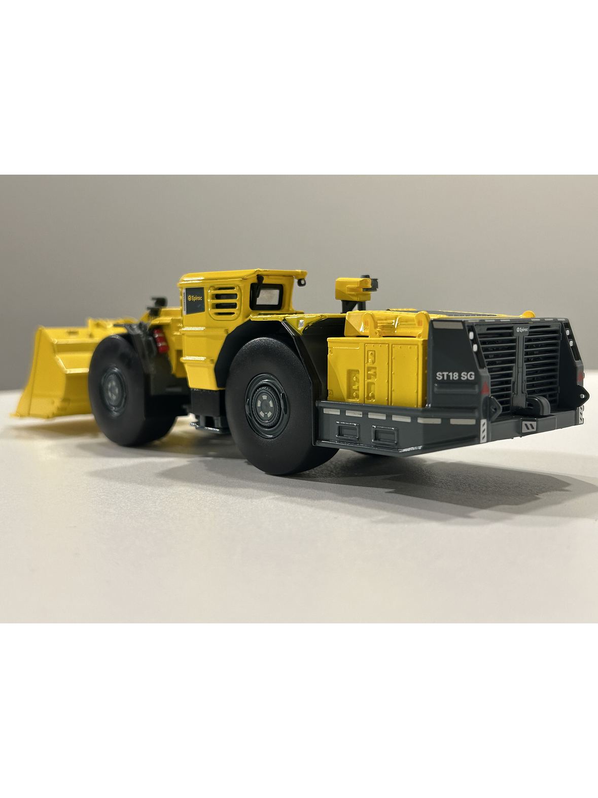 Epiroc Scooptram ST18 SG – 1:50 | Modelo a Escala de Cargador Subterráneo Minero 8