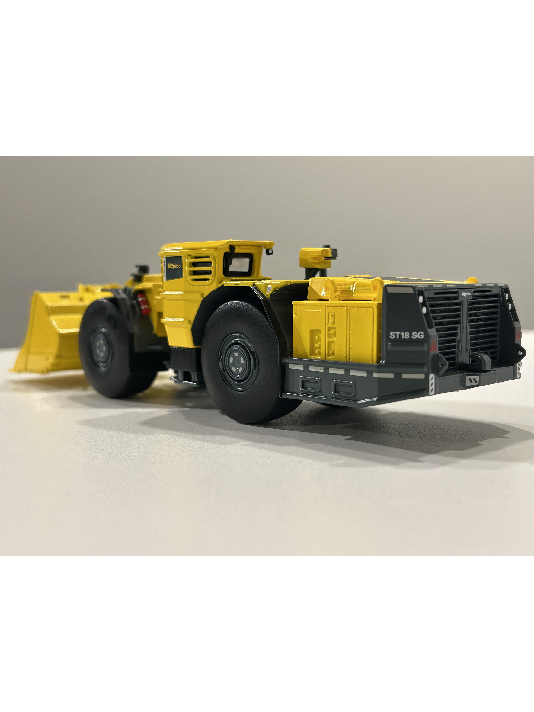 Epiroc Scooptram ST18 SG – 1:50 | Modelo a Escala de Cargador Subterráneo Minero 8