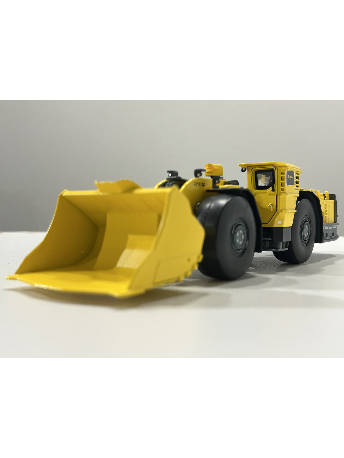 Epiroc Scooptram ST18 SG – 1:50 | Modelo a Escala de Cargador Subterráneo Minero 2