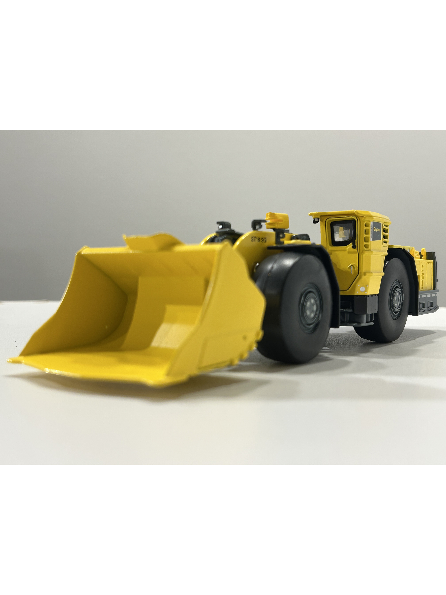 Epiroc Scooptram ST18 SG – 1:50 | Modelo a Escala de Cargador Subterráneo Minero 2