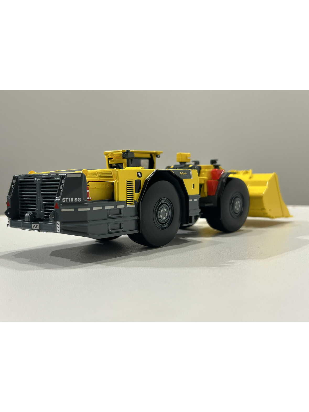 Epiroc Scooptram ST18 SG – 1:50 | Modelo a Escala de Cargador Subterráneo Minero 6