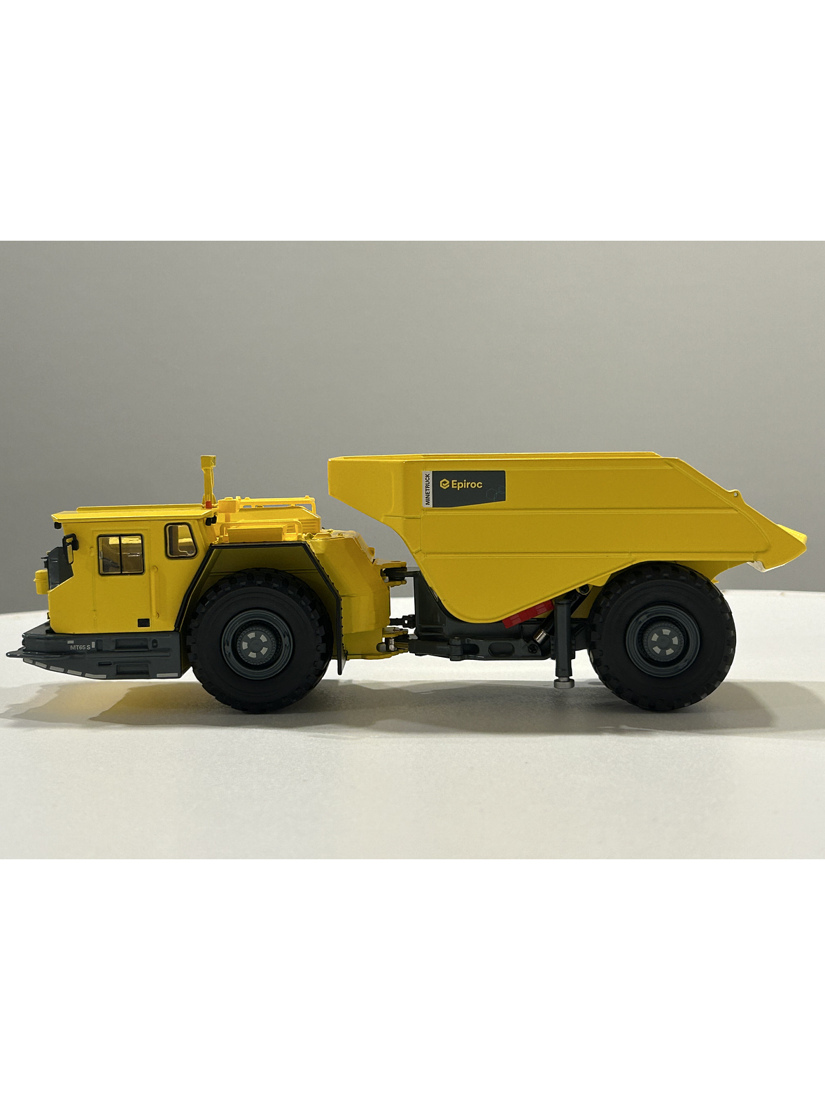Camión dumper Minetruck MT65 S Epiroc. Escala 1:50 – Modelo de Camión Minero Subterráneo | Coleccionistas y Minería Chile 8