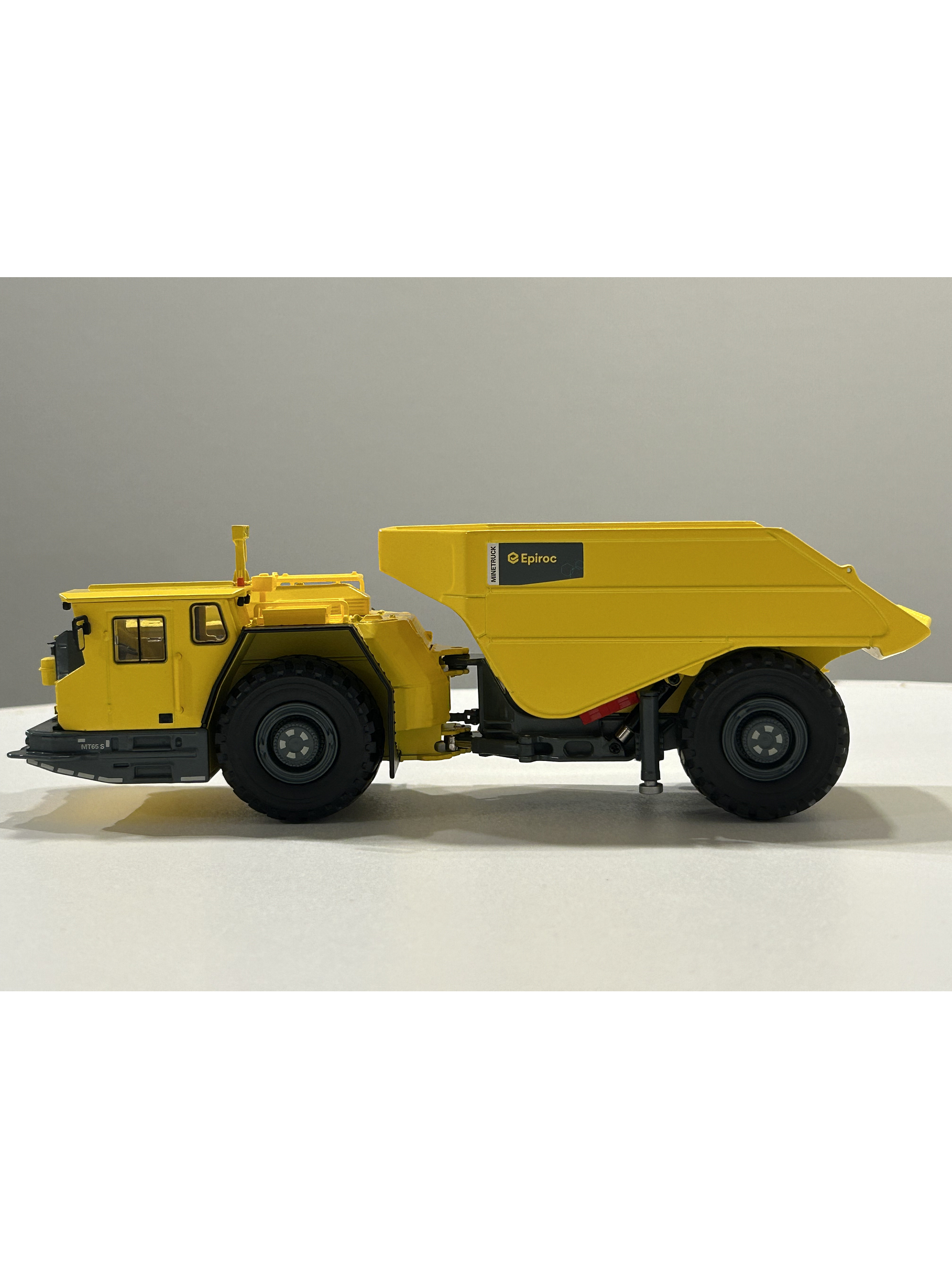 Camión dumper Minetruck MT65 S Epiroc. Escala 1:50 – Modelo de Camión Minero Subterráneo | Coleccionistas y Minería Chile 8