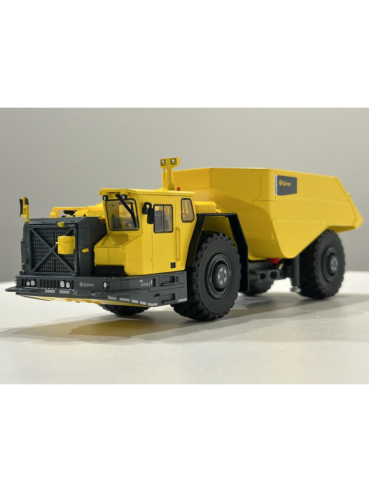 Camión dumper Minetruck MT65 S Epiroc. Escala 1:50 – Modelo de Camión Minero Subterráneo | Coleccionistas y Minería Chile 2