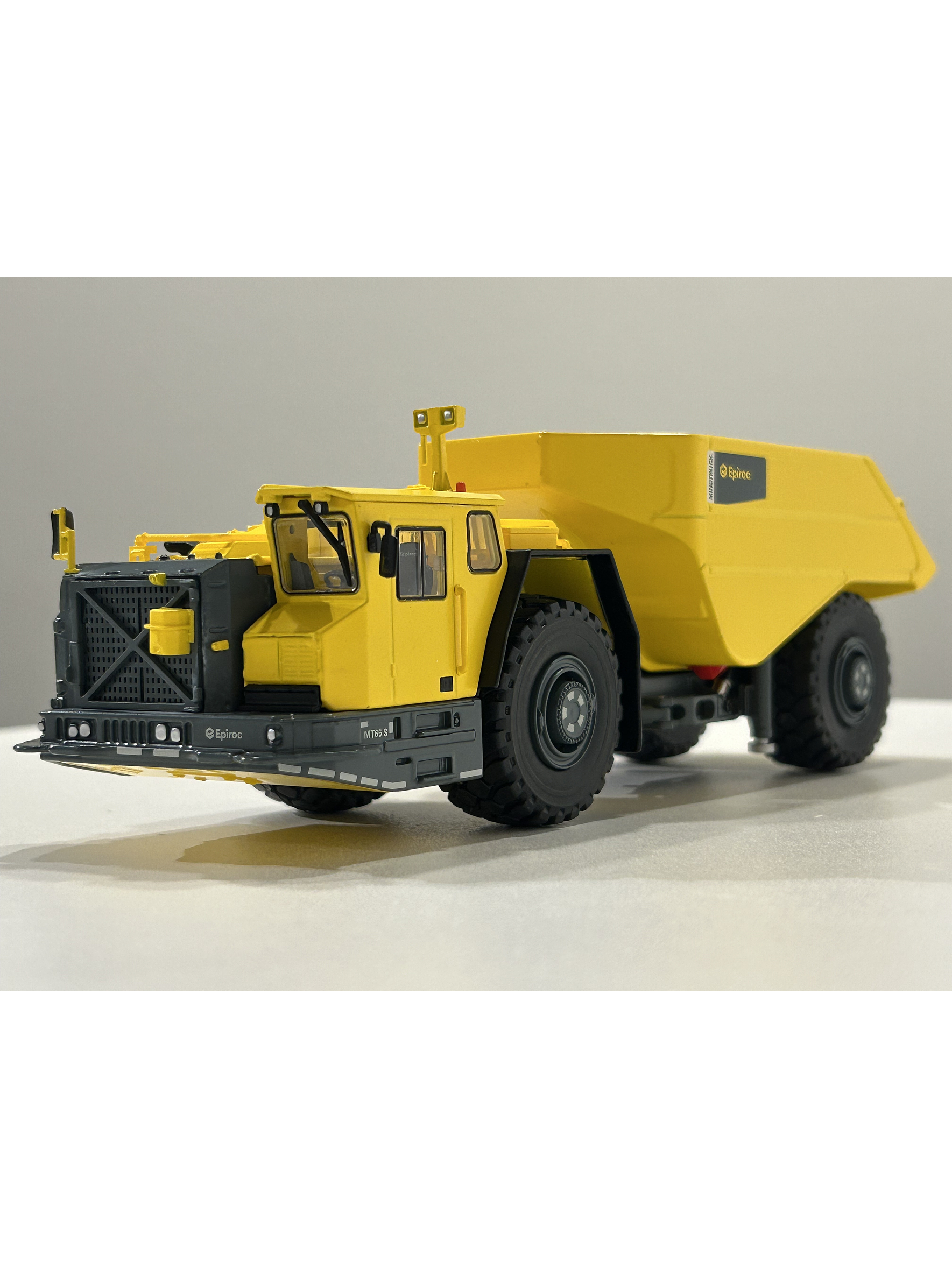 Camión dumper Minetruck MT65 S Epiroc. Escala 1:50 – Modelo de Camión Minero Subterráneo | Coleccionistas y Minería Chile 2