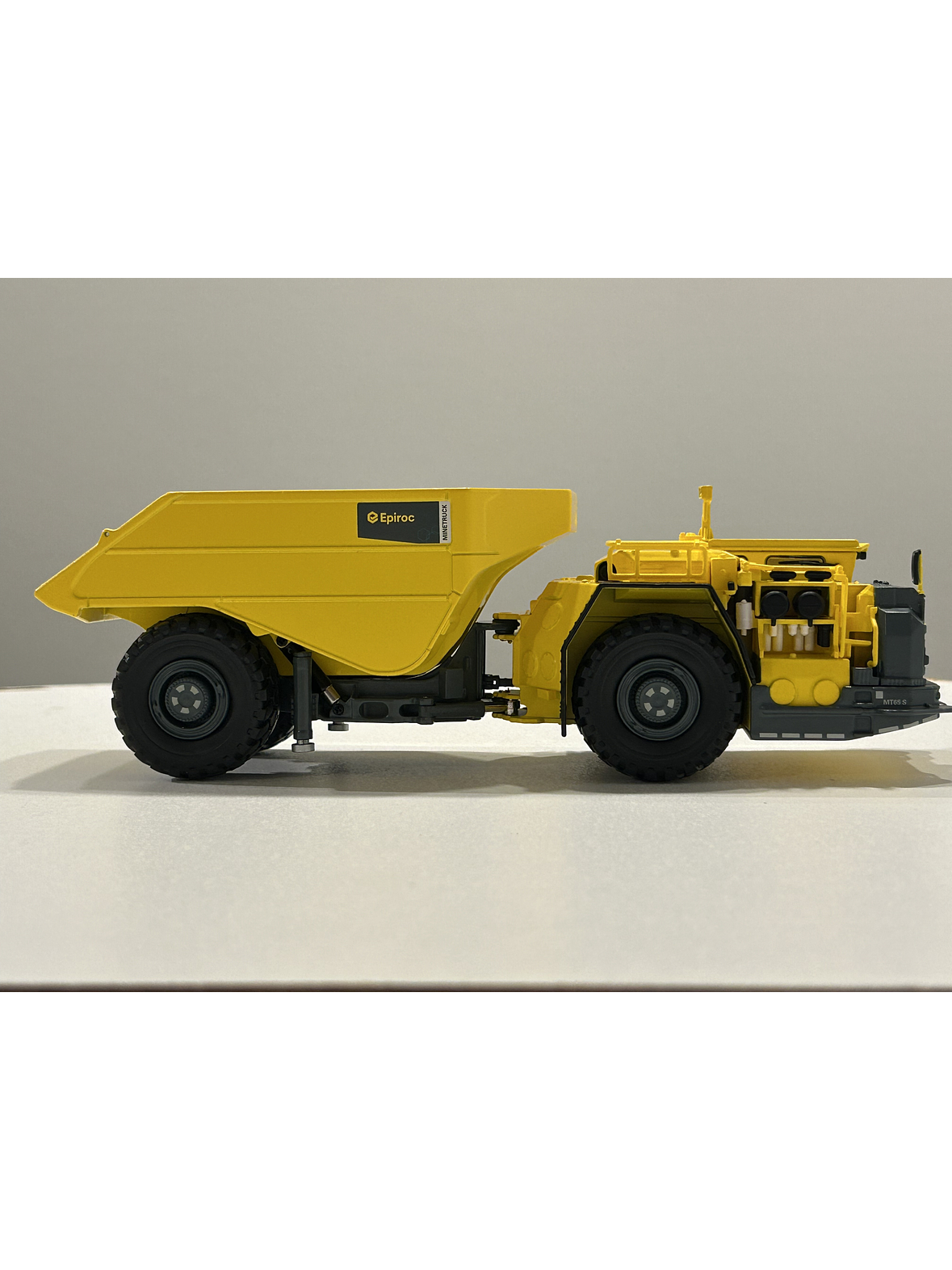 Camión dumper Minetruck MT65 S Epiroc. Escala 1:50 – Modelo de Camión Minero Subterráneo | Coleccionistas y Minería Chile 5