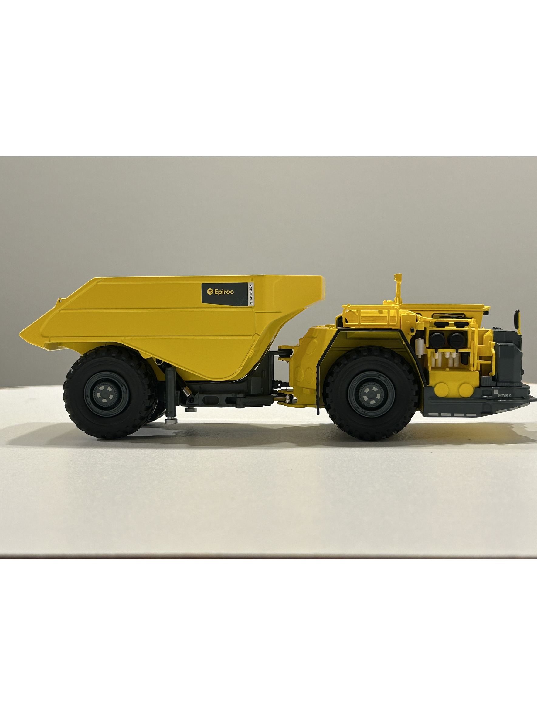 Camión dumper Minetruck MT65 S Epiroc. Escala 1:50 – Modelo de Camión Minero Subterráneo | Coleccionistas y Minería Chile 5