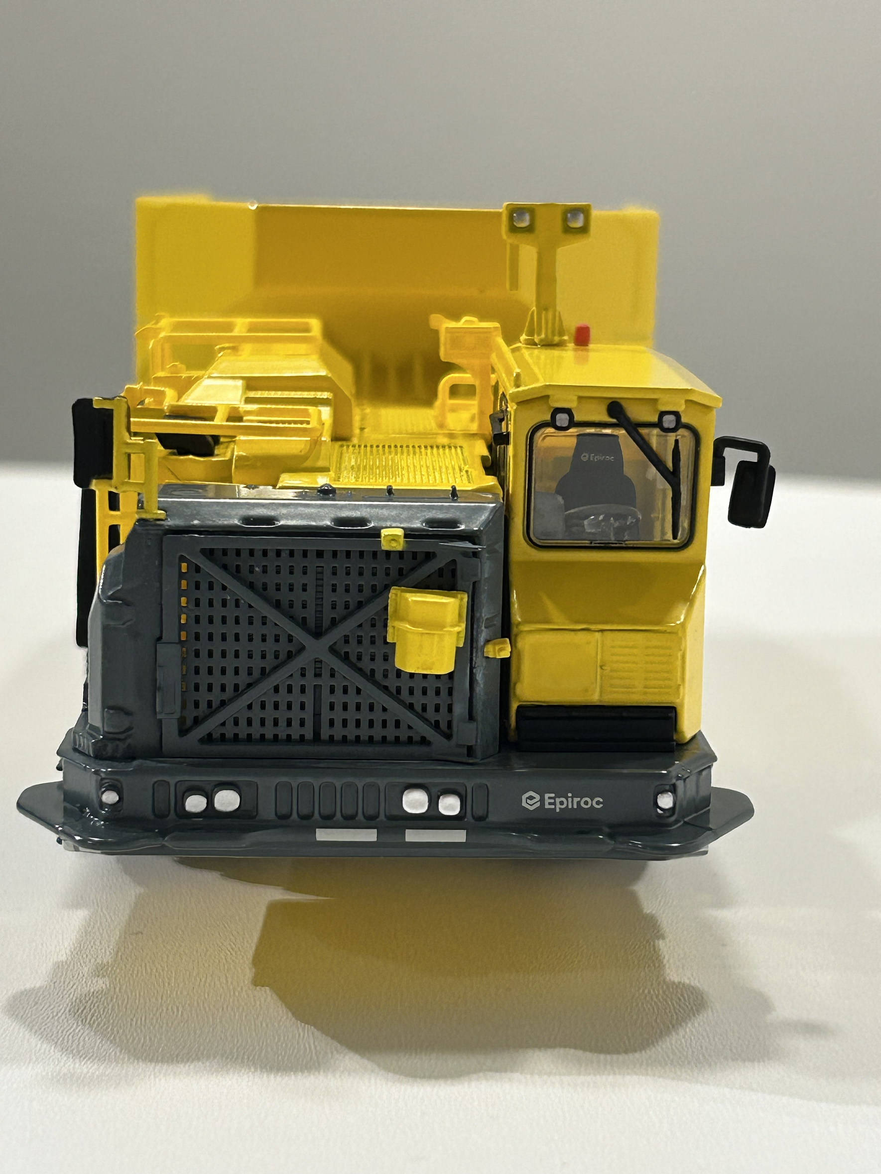 Camión dumper Minetruck MT65 S Epiroc. Escala 1:50 – Modelo de Camión Minero Subterráneo | Coleccionistas y Minería Chile 3
