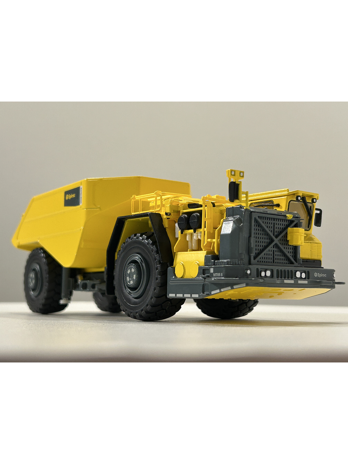 Camión dumper Minetruck MT65 S Epiroc. Escala 1:50 – Modelo de Camión Minero Subterráneo | Coleccionistas y Minería Chile 4