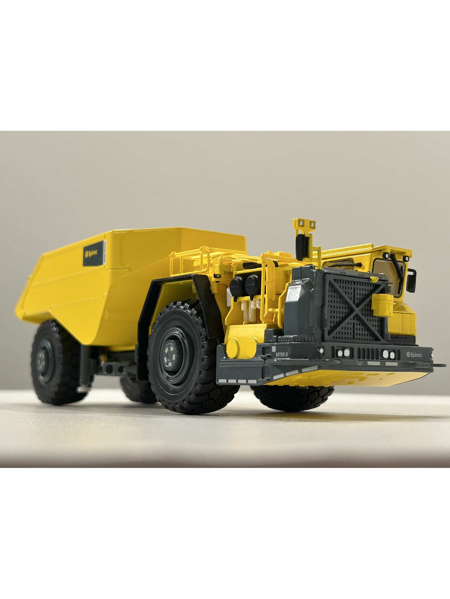 Camión dumper Minetruck MT65 S Epiroc. Escala 1:50 – Modelo de Camión Minero Subterráneo | Coleccionistas y Minería Chile 4
