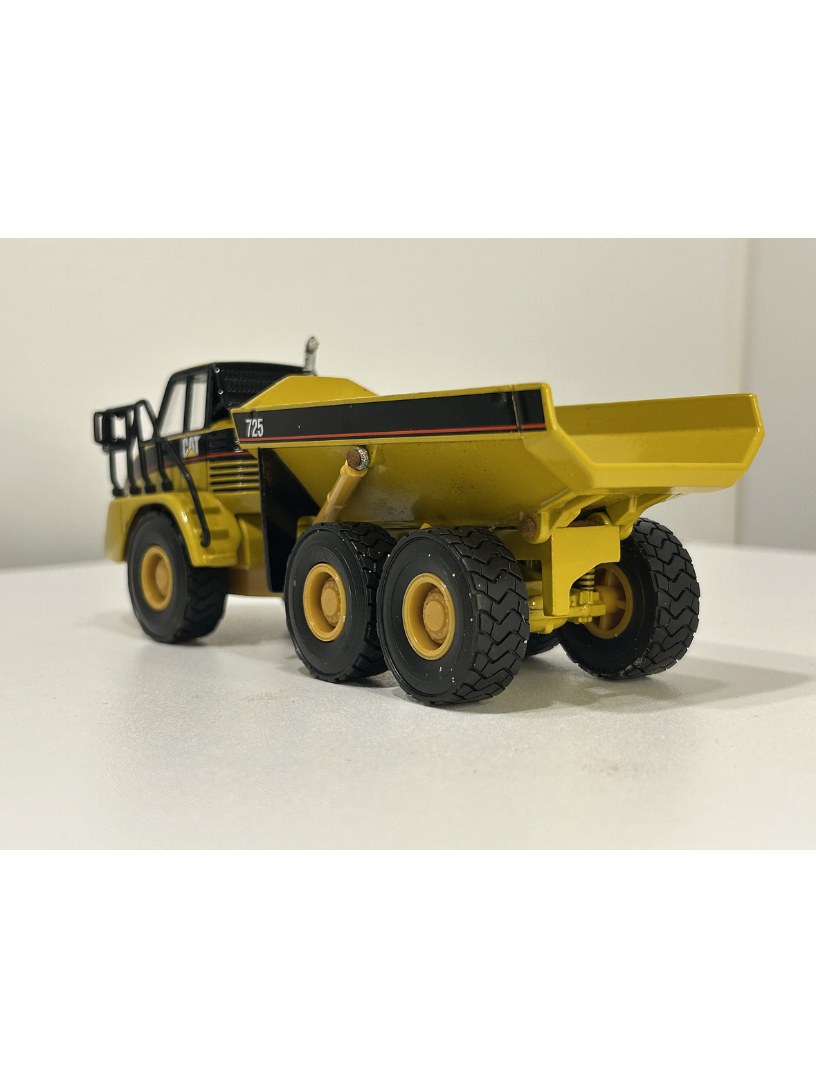 Camión articulado Catt 725 – 1:50 | Modelo a escala de maquinaria minera 8