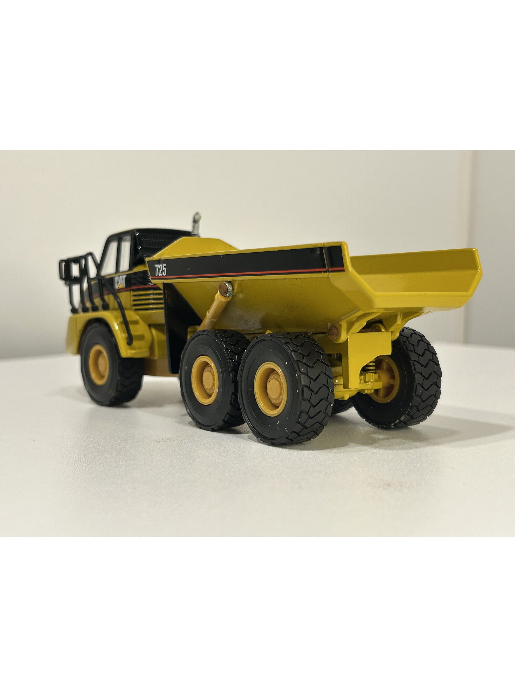 Camión articulado Catt 725 – 1:50 | Modelo a escala de maquinaria minera 8