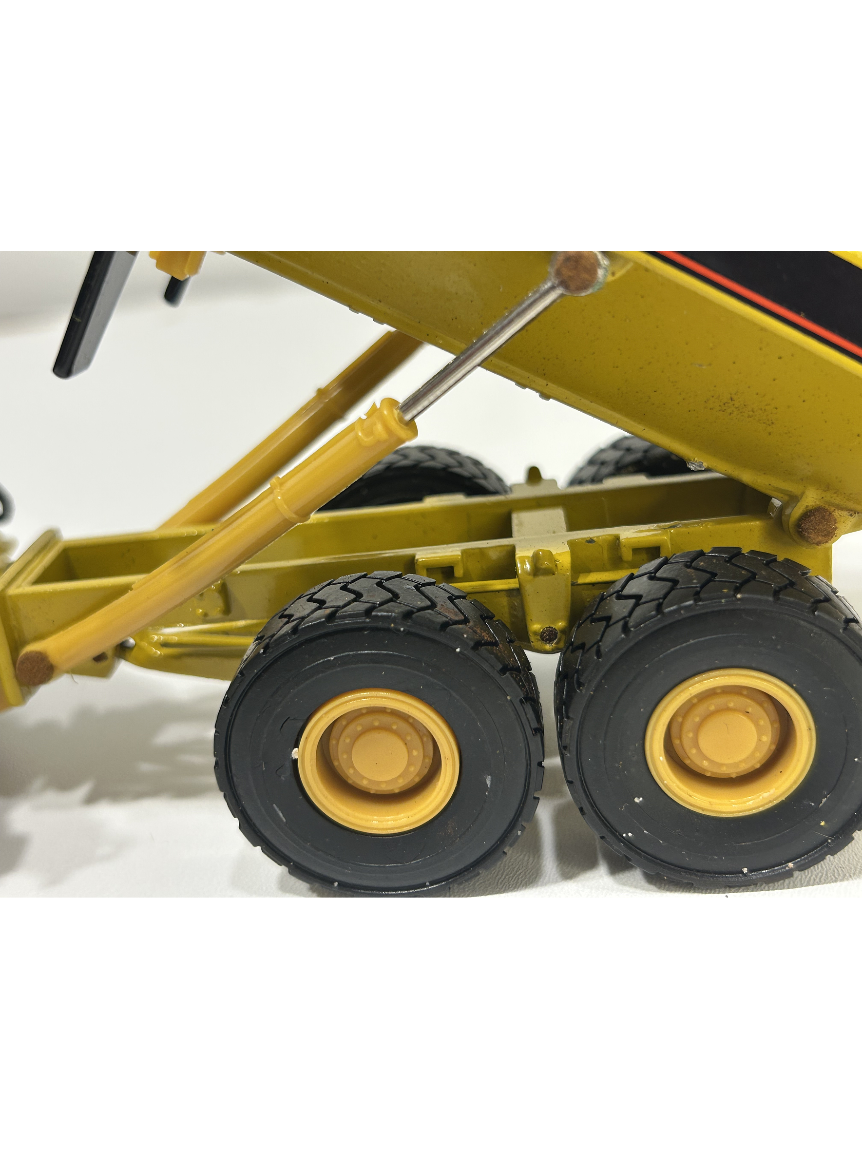 Camión articulado Catt 725 – 1:50 | Modelo a escala de maquinaria minera 11