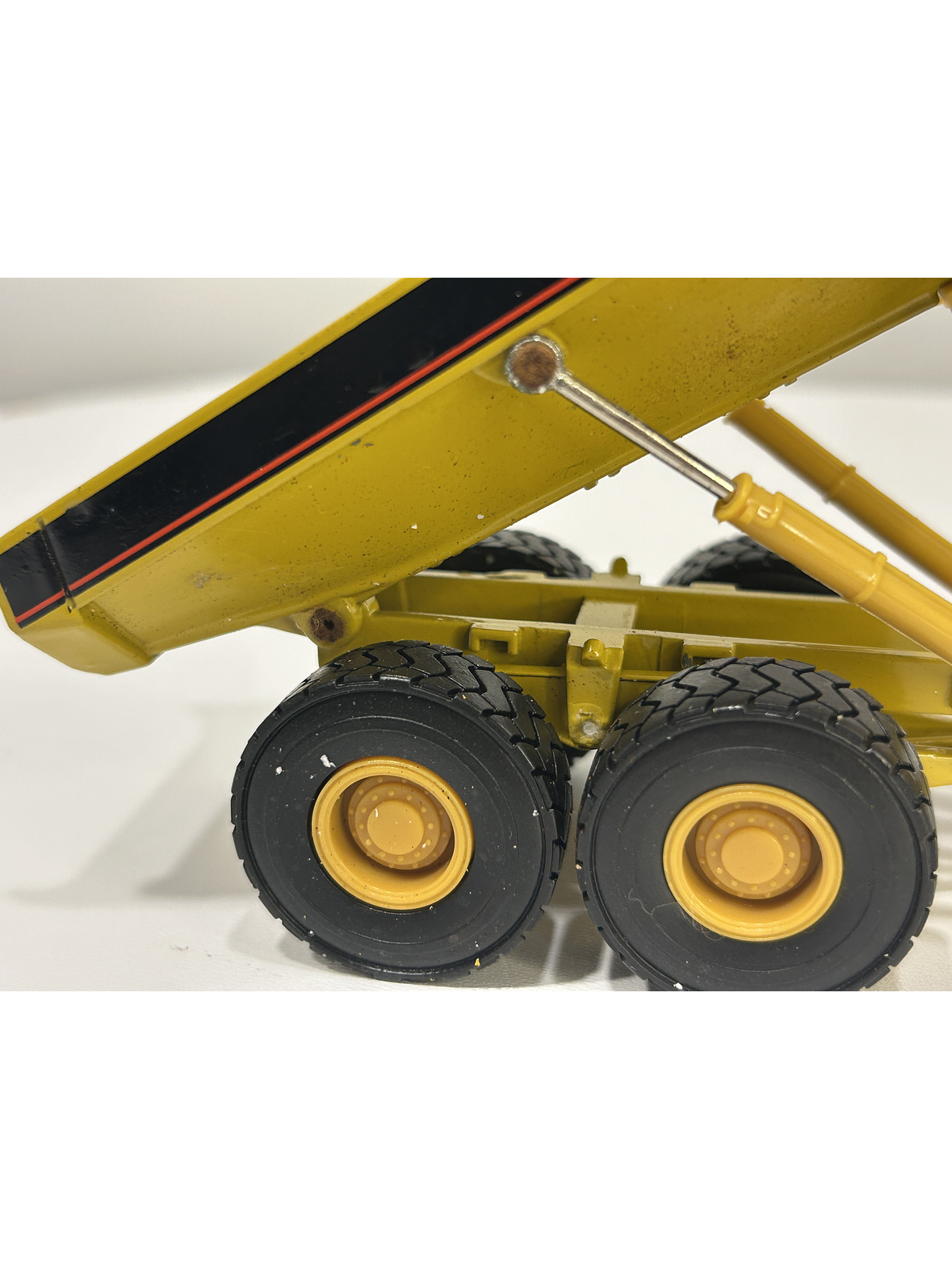 Camión articulado Catt 725 – 1:50 | Modelo a escala de maquinaria minera 5