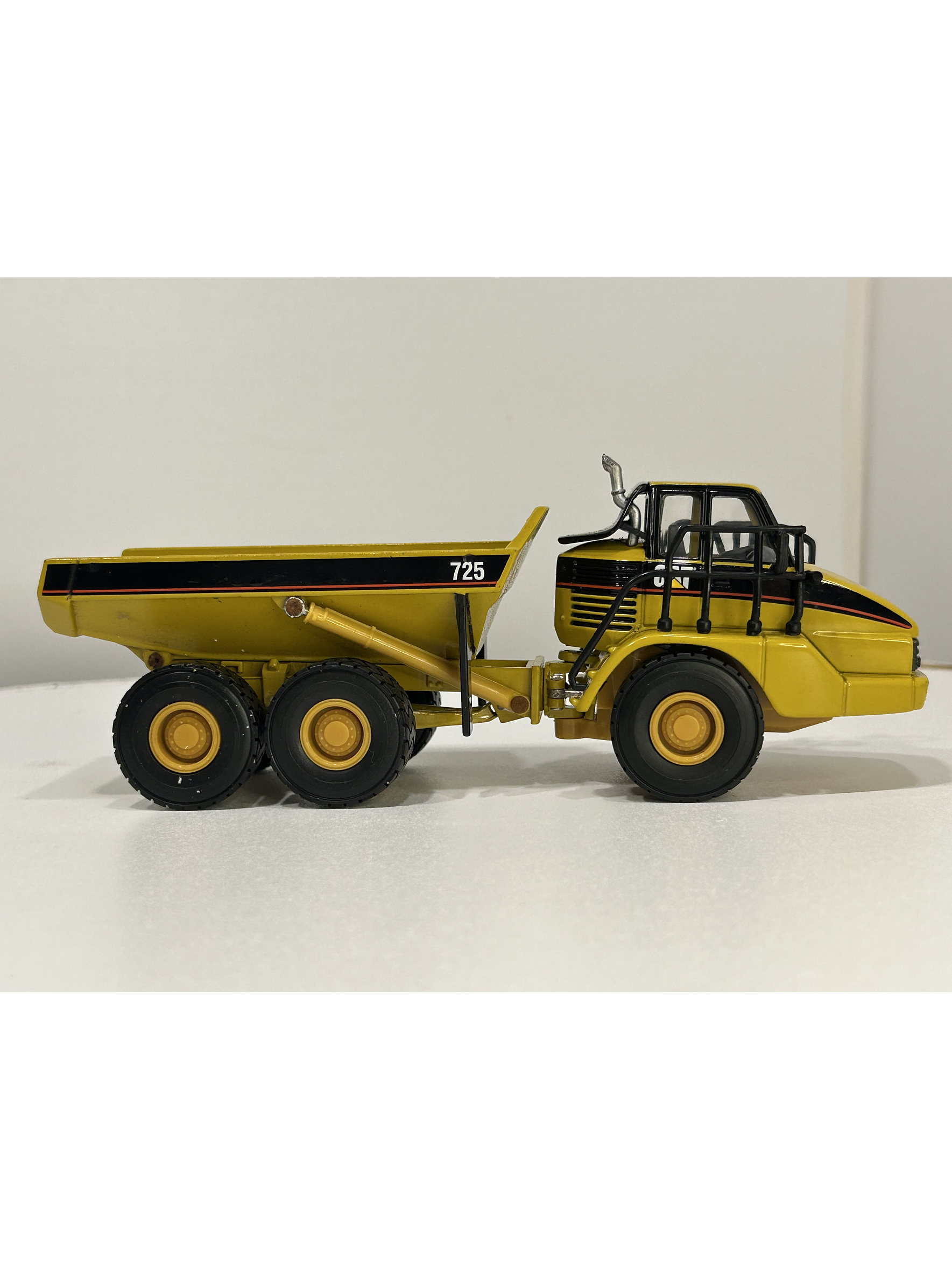 Camión articulado Catt 725 – 1:50 | Modelo a escala de maquinaria minera 6