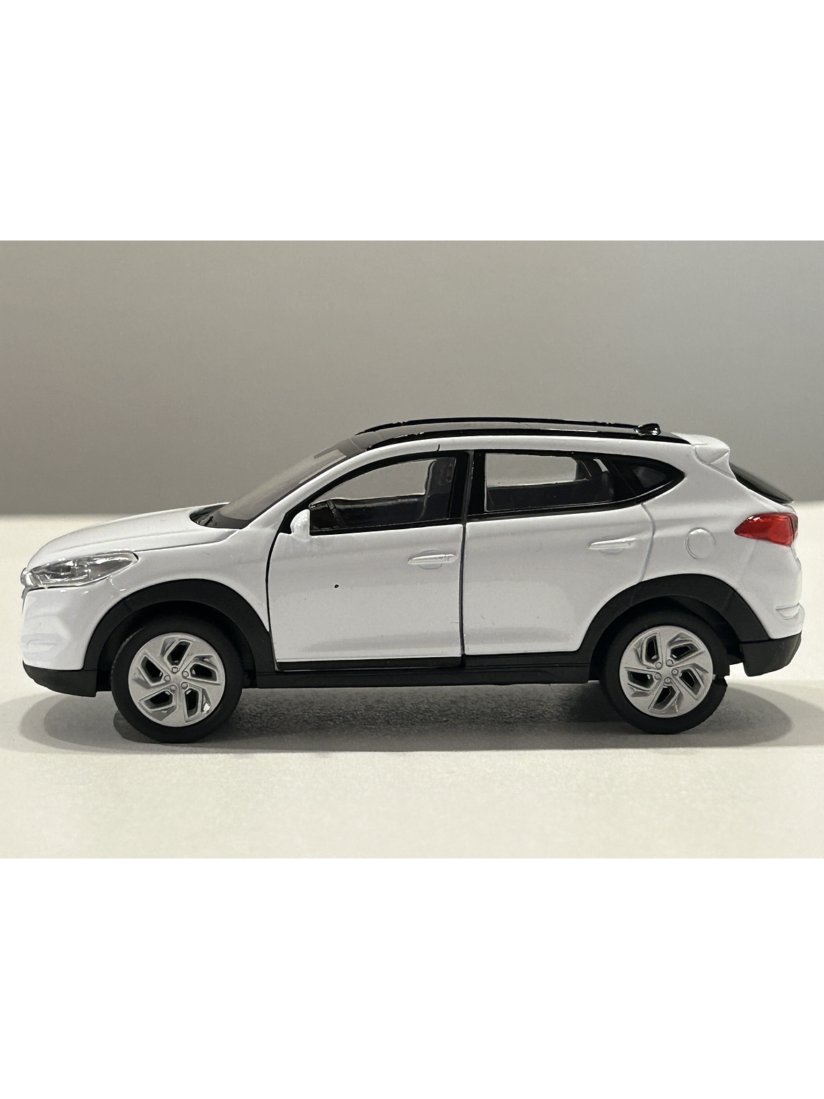 Hyundai Tucson SUV – Modelo a Escala Welly 1:32 | Detalle Realista y Coleccionismo Automotriz 9