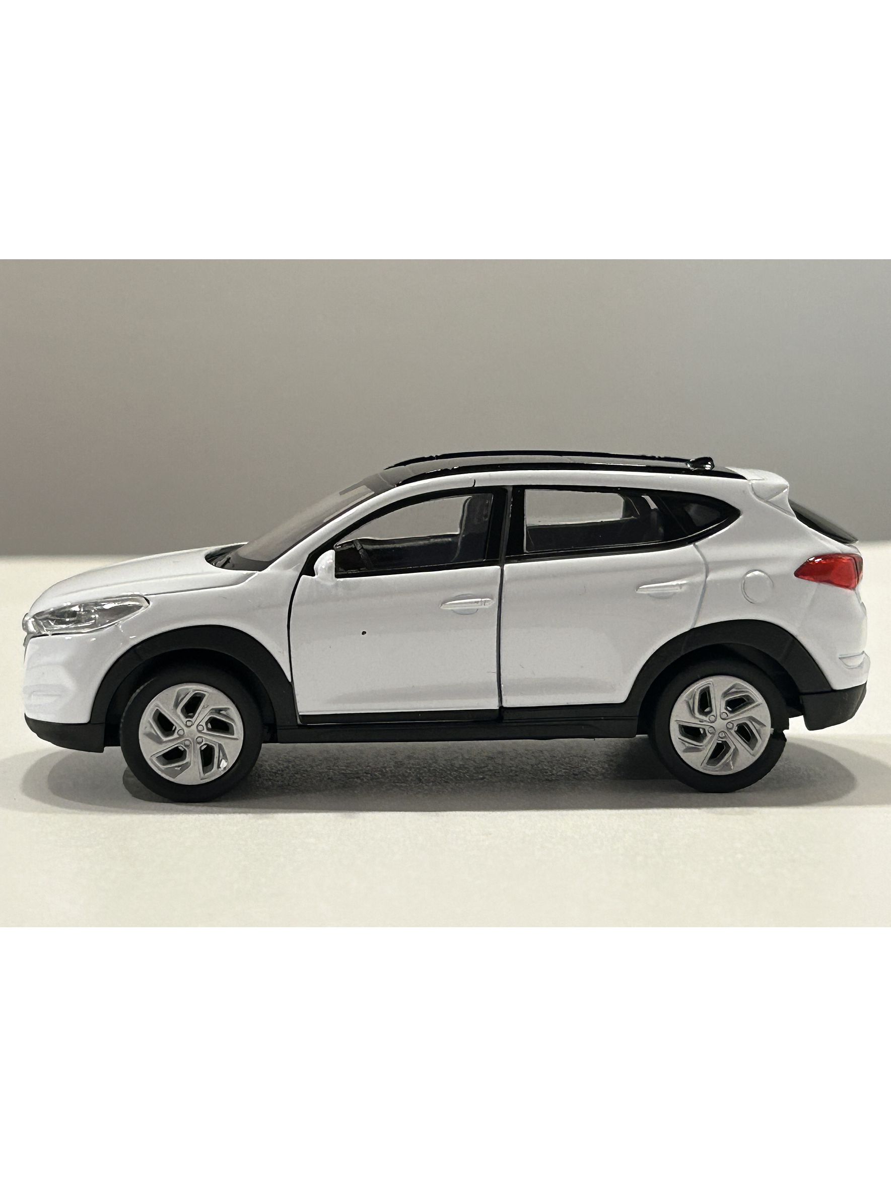 Hyundai Tucson SUV – Modelo a Escala Welly 1:32 | Detalle Realista y Coleccionismo Automotriz 9