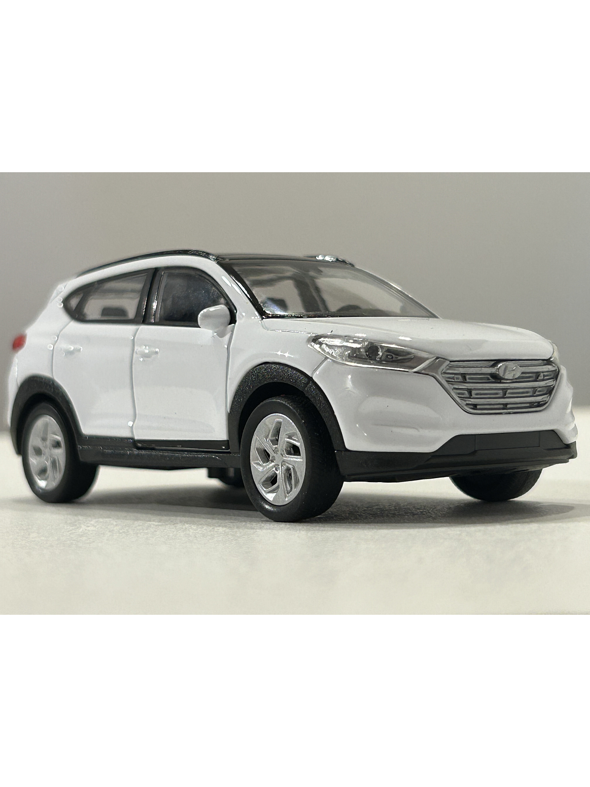 Hyundai Tucson SUV – Modelo a Escala Welly 1:32 | Detalle Realista y Coleccionismo Automotriz 4
