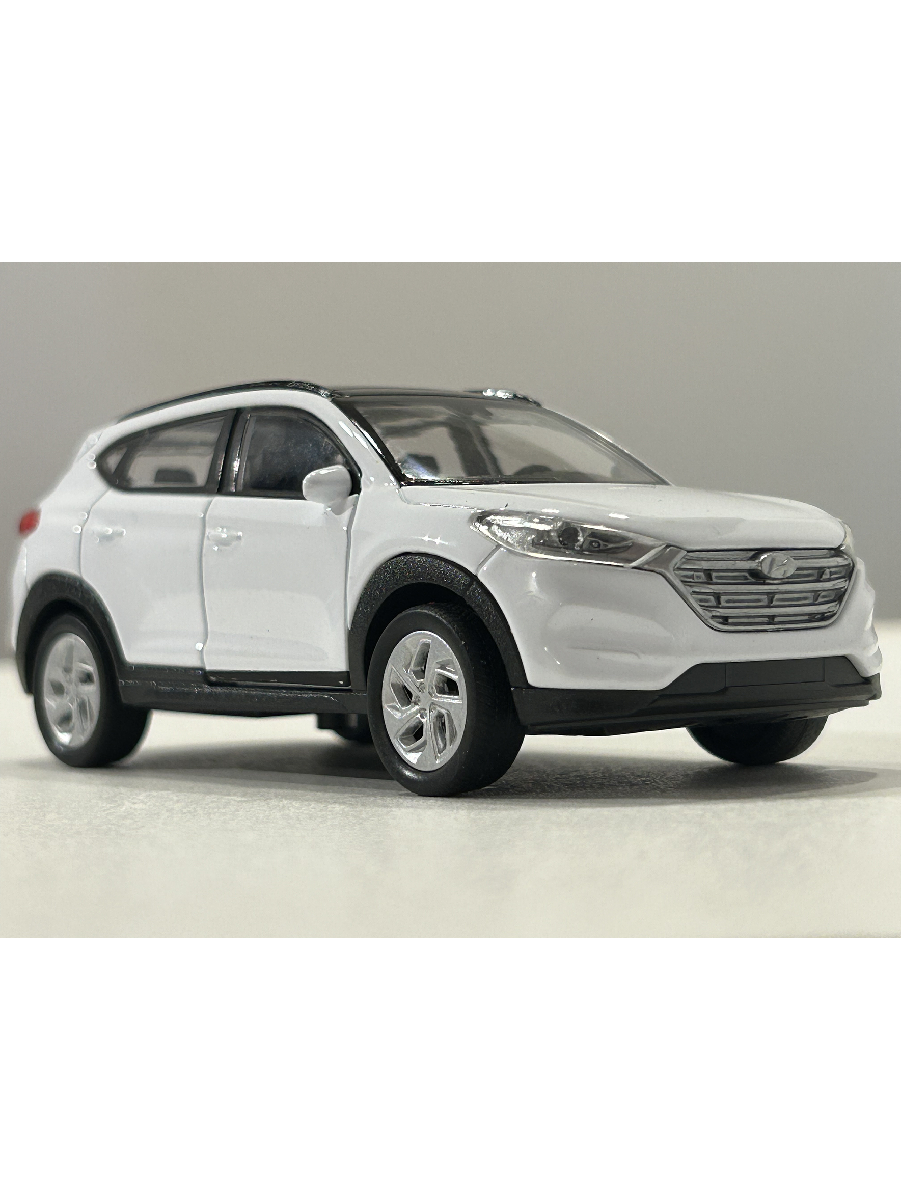 Hyundai Tucson SUV – Modelo a Escala Welly 1:32 | Detalle Realista y Coleccionismo Automotriz 4