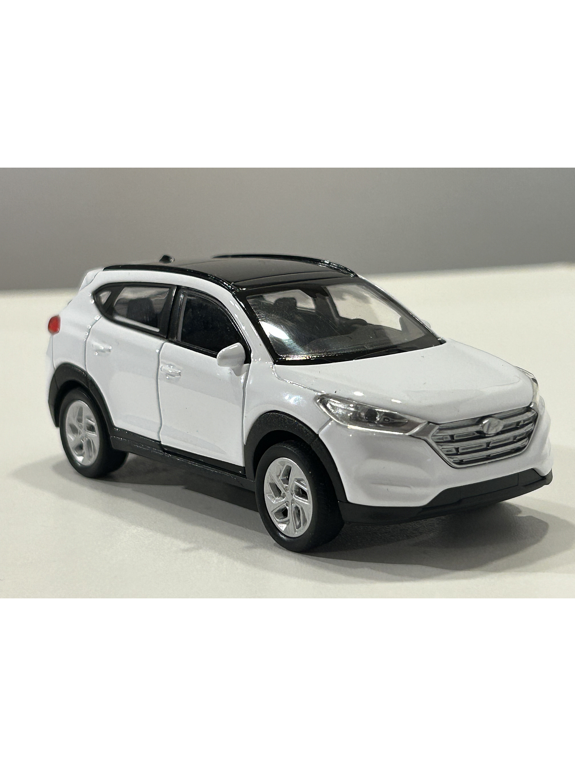 Hyundai Tucson SUV – Modelo a Escala Welly 1:32 | Detalle Realista y Coleccionismo Automotriz 10