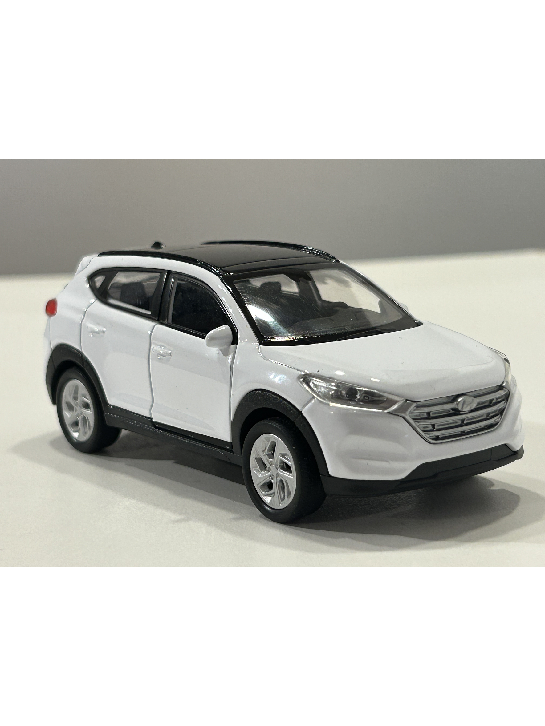 Hyundai Tucson SUV – Modelo a Escala Welly 1:32 | Detalle Realista y Coleccionismo Automotriz 10