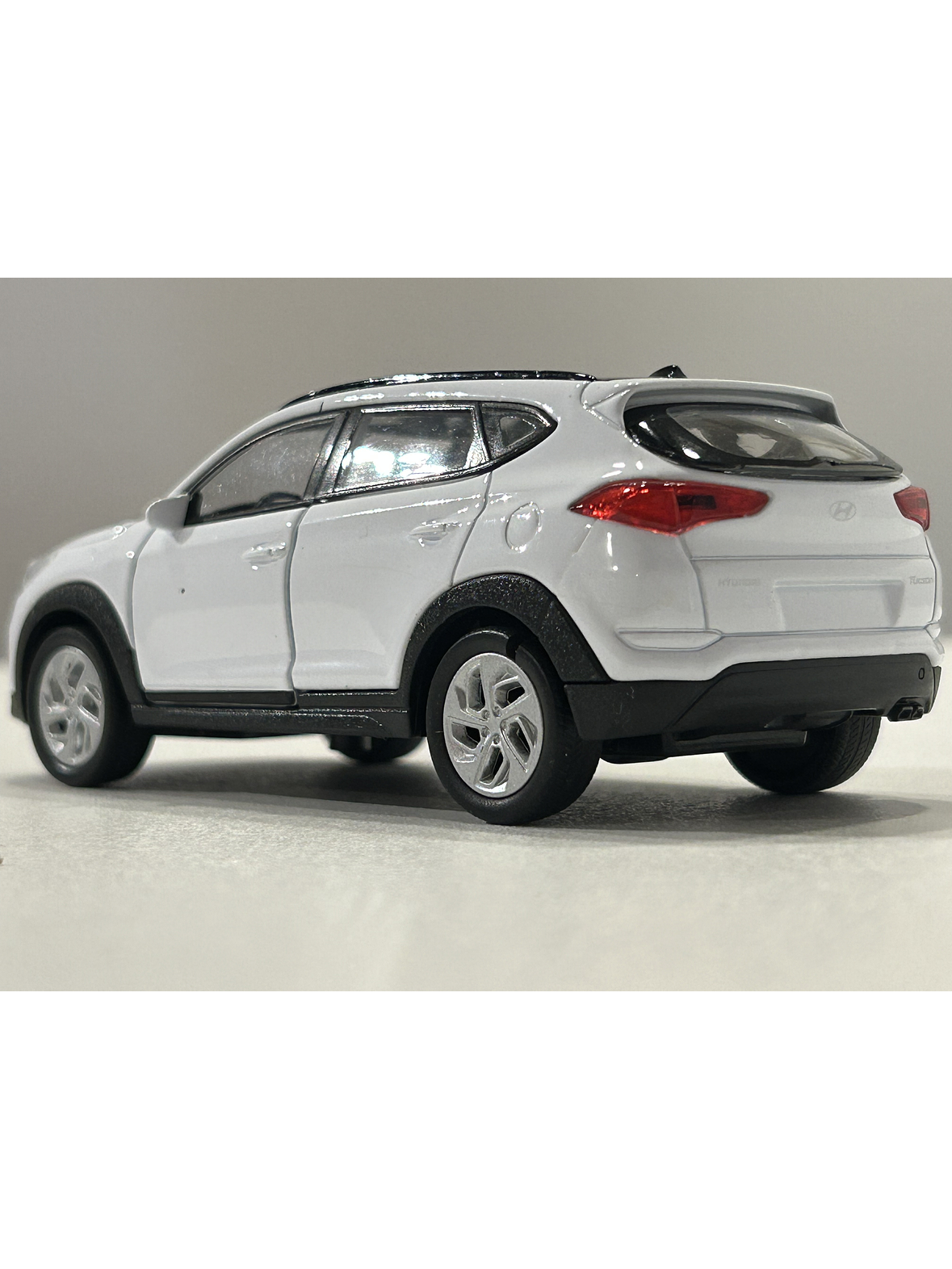 Hyundai Tucson SUV – Modelo a Escala Welly 1:32 | Detalle Realista y Coleccionismo Automotriz 8