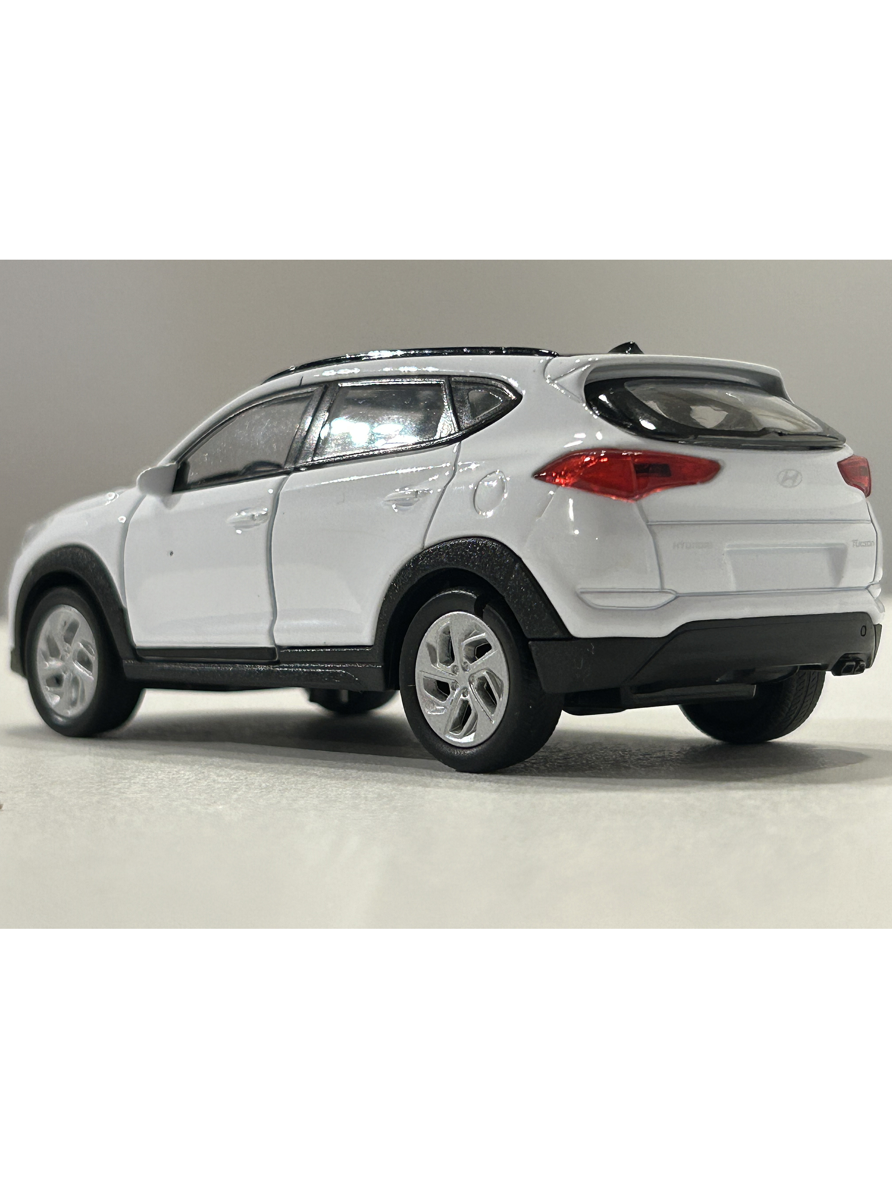Hyundai Tucson SUV – Modelo a Escala Welly 1:32 | Detalle Realista y Coleccionismo Automotriz 8