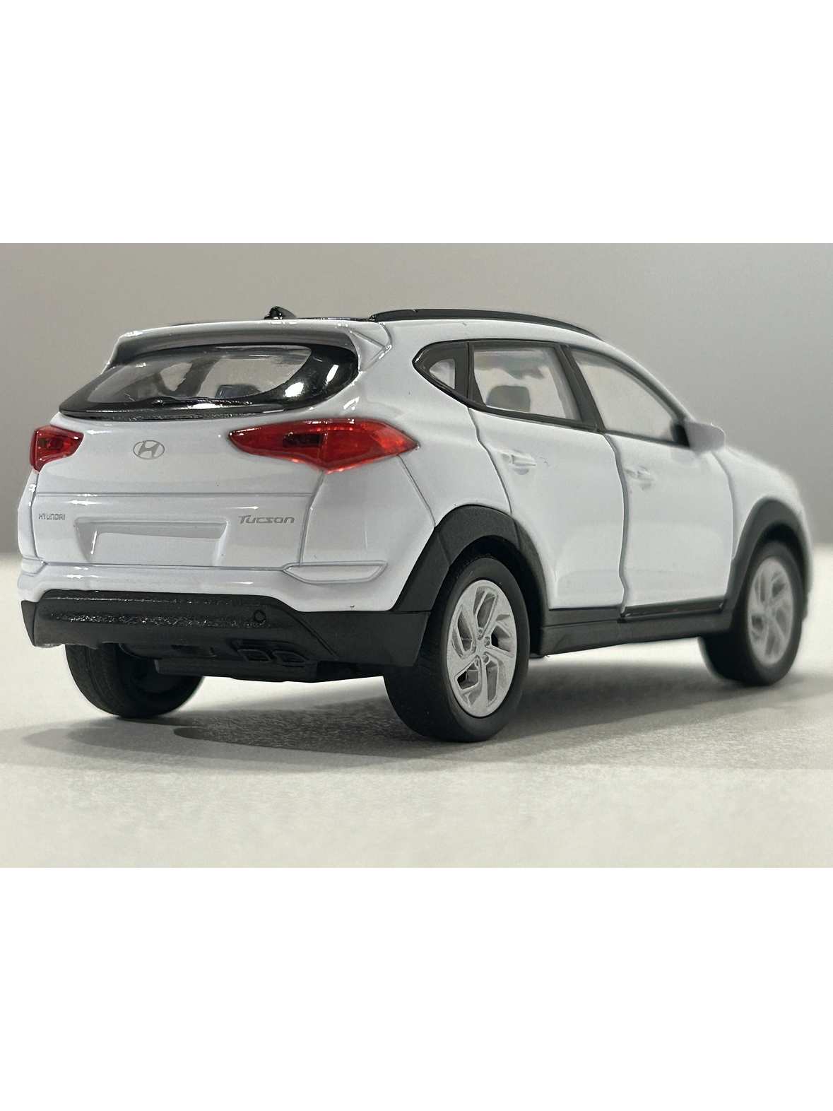 Hyundai Tucson SUV – Modelo a Escala Welly 1:32 | Detalle Realista y Coleccionismo Automotriz 6