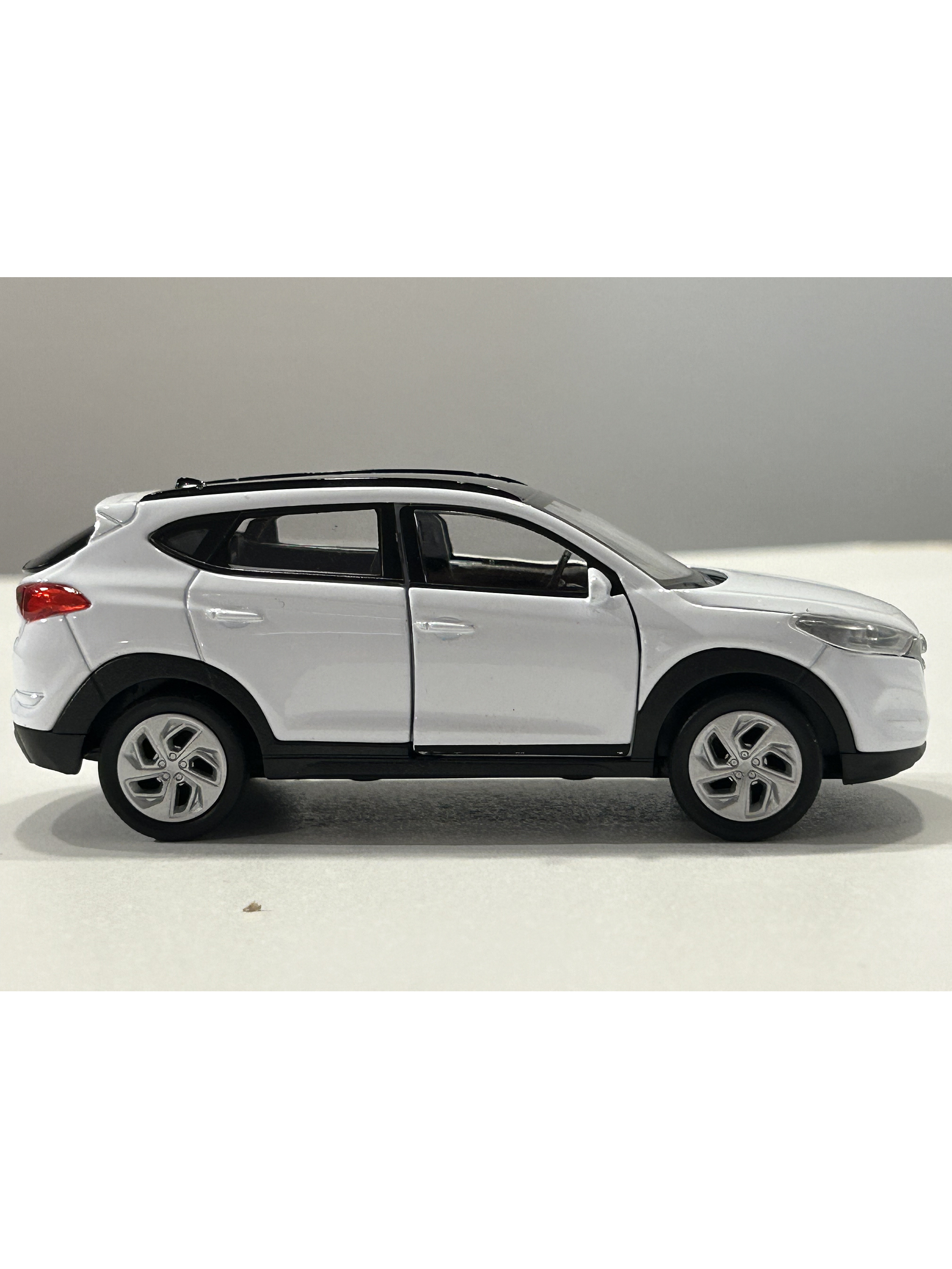 Hyundai Tucson SUV – Modelo a Escala Welly 1:32 | Detalle Realista y Coleccionismo Automotriz 5