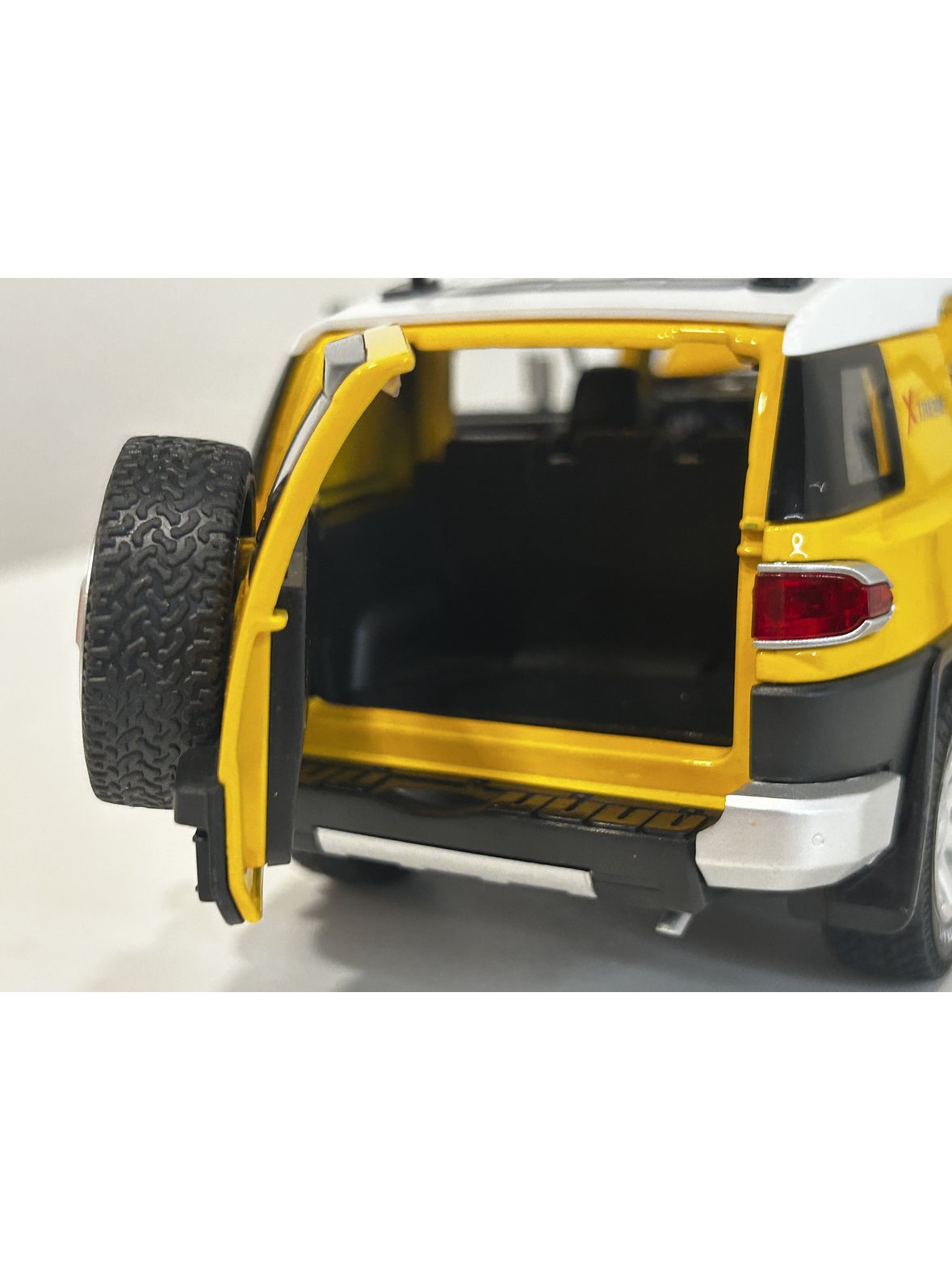 Toyota FJ Cruiser Off Road SUV 1:24 – Modelo a Escala Diecast Coleccionable 10
