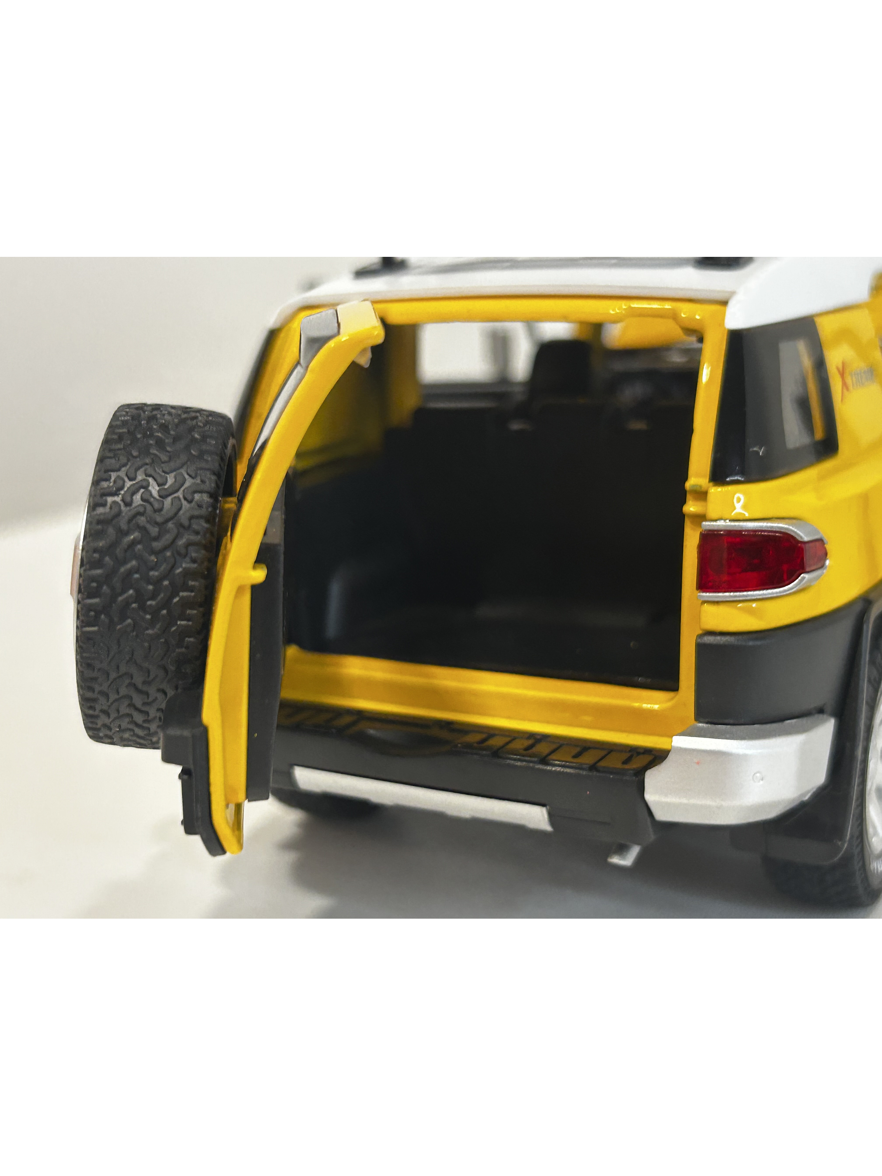 Toyota FJ Cruiser Off Road SUV 1:24 – Modelo a Escala Diecast Coleccionable 10