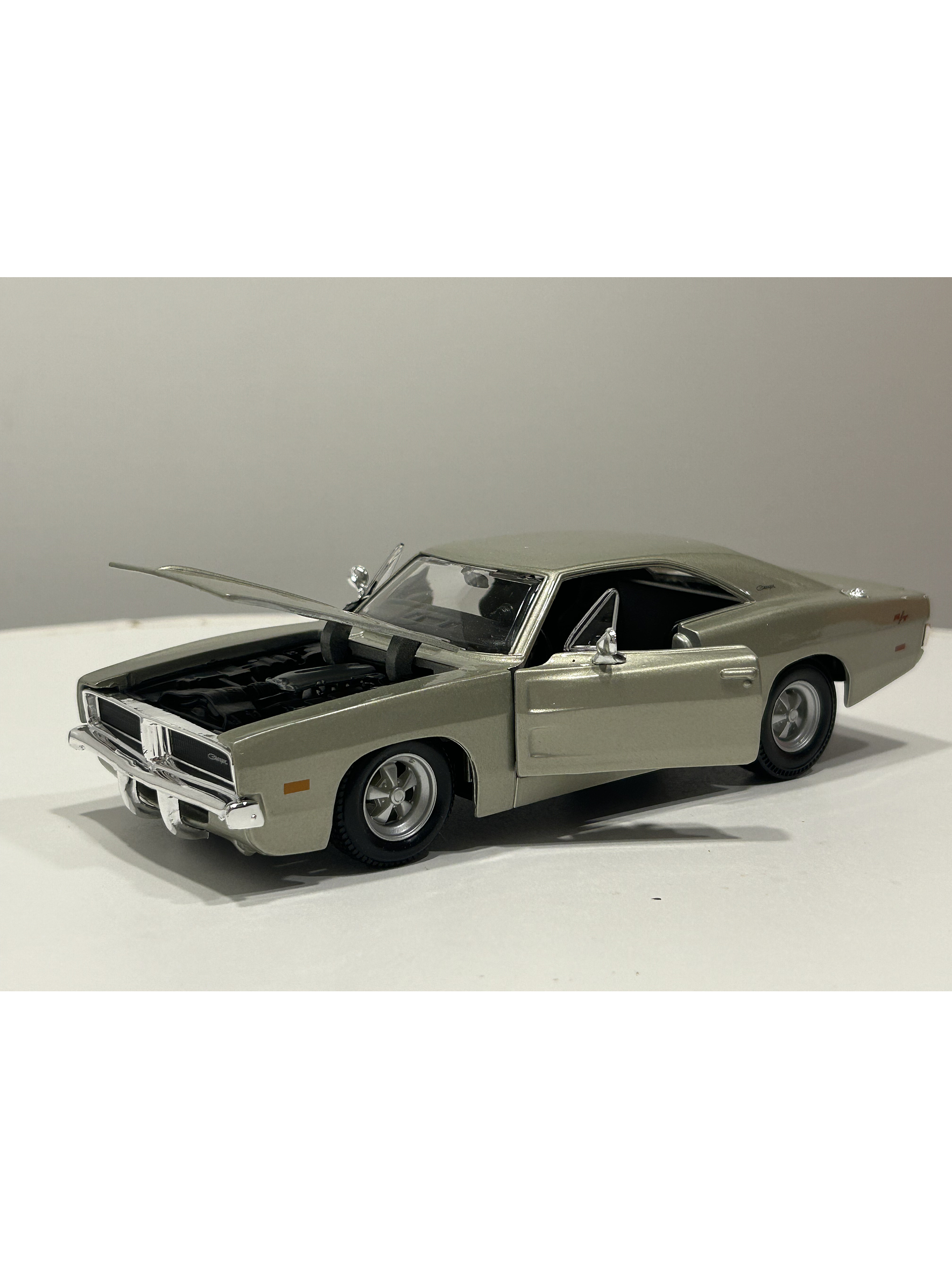 Dodge Charger R/T 1969 – Modelo a Escala 1:25 - Maisto Special Editions - Diecast Coleccionable 5