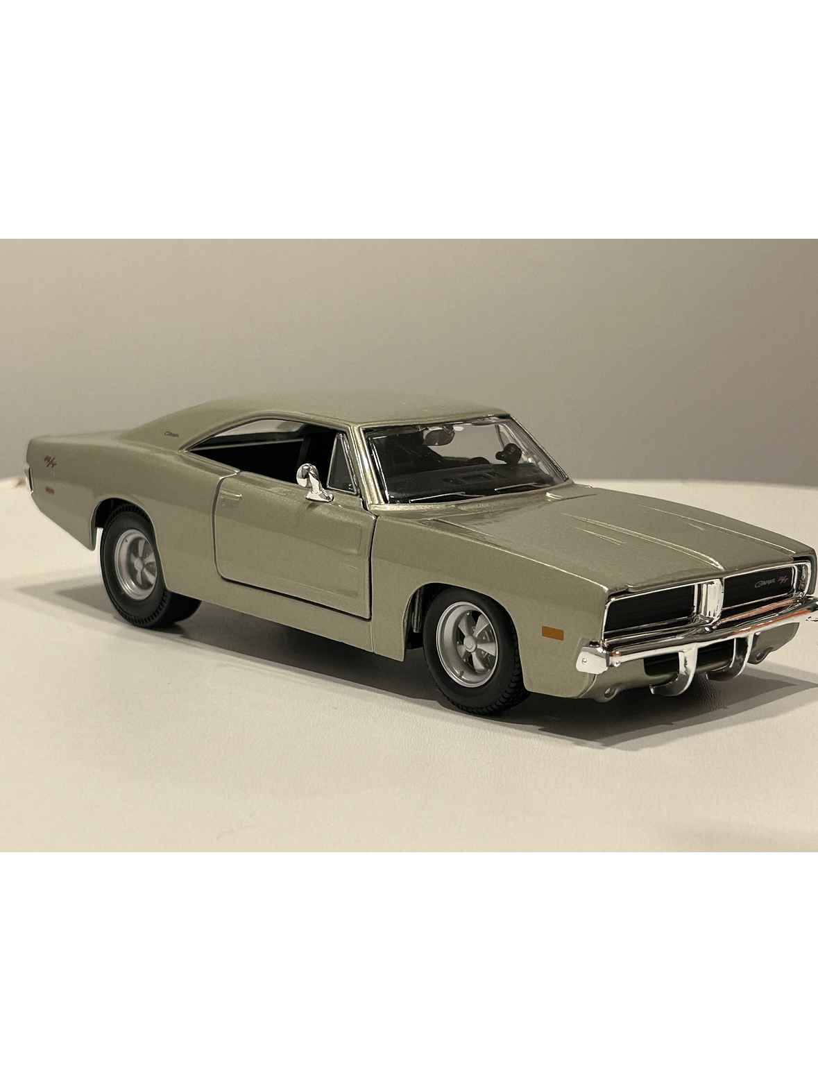 Dodge Charger R/T 1969 – Modelo a Escala 1:25 - Maisto Special Editions - Diecast Coleccionable 4