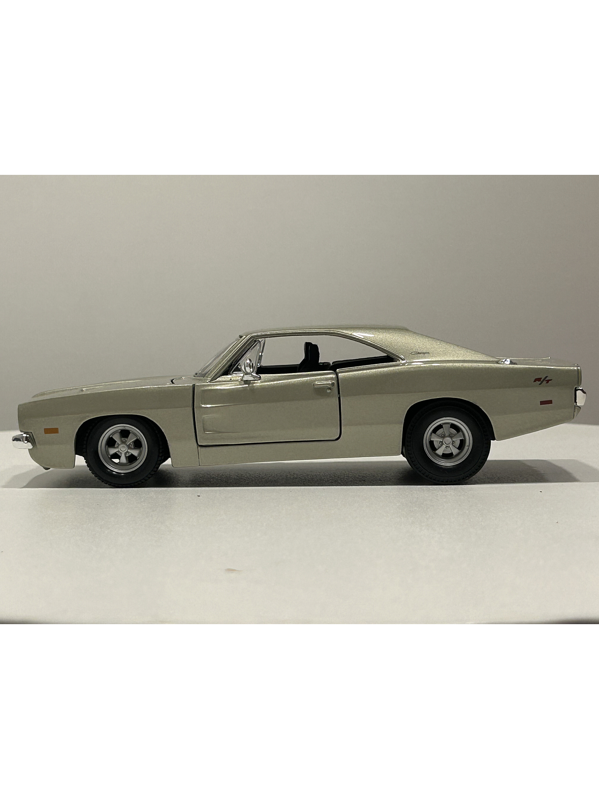 Dodge Charger R/T 1969 – Modelo a Escala 1:25 - Maisto Special Editions - Diecast Coleccionable 9