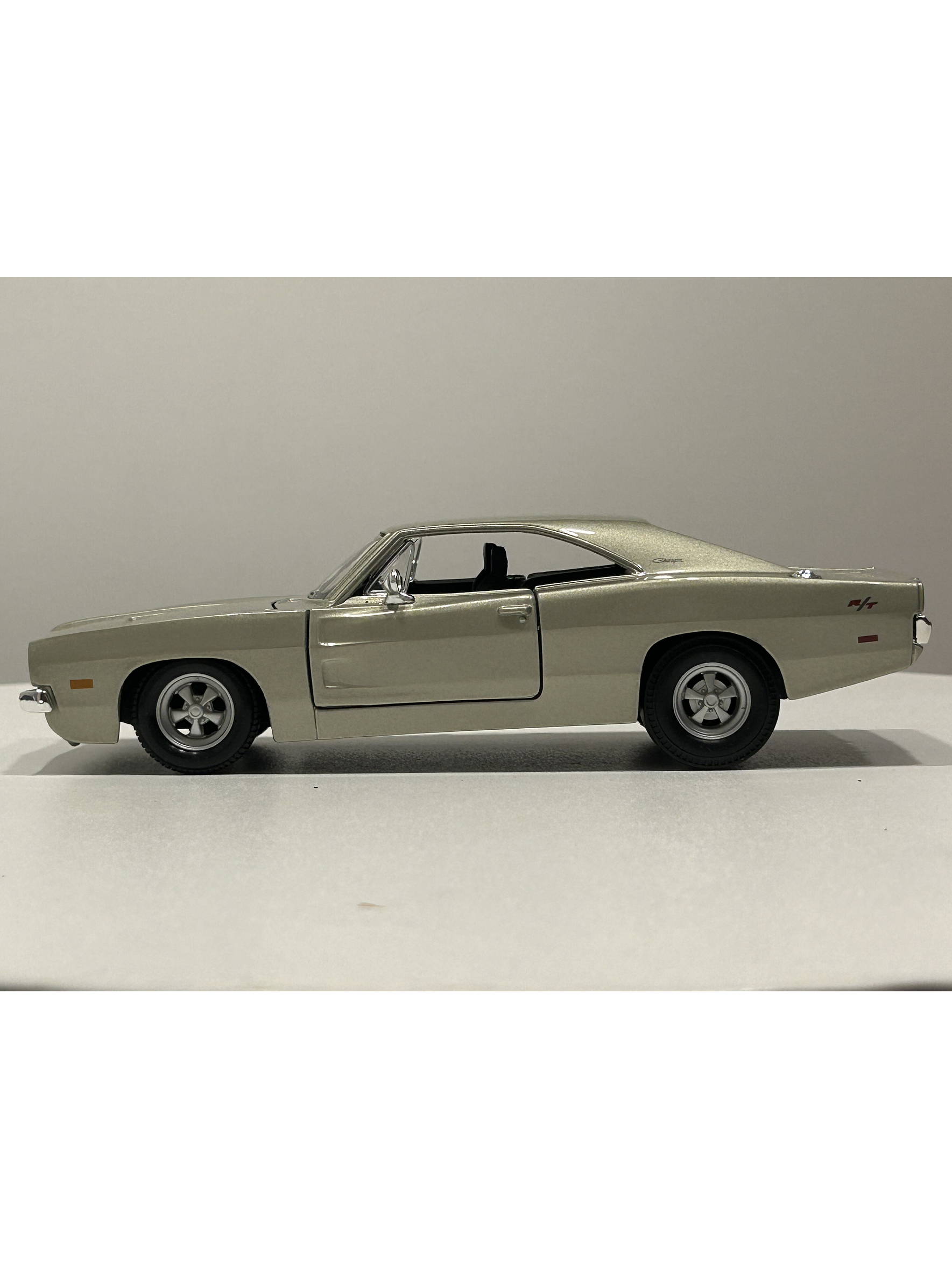Dodge Charger R/T 1969 – Modelo a Escala 1:25 - Maisto Special Editions - Diecast Coleccionable 9