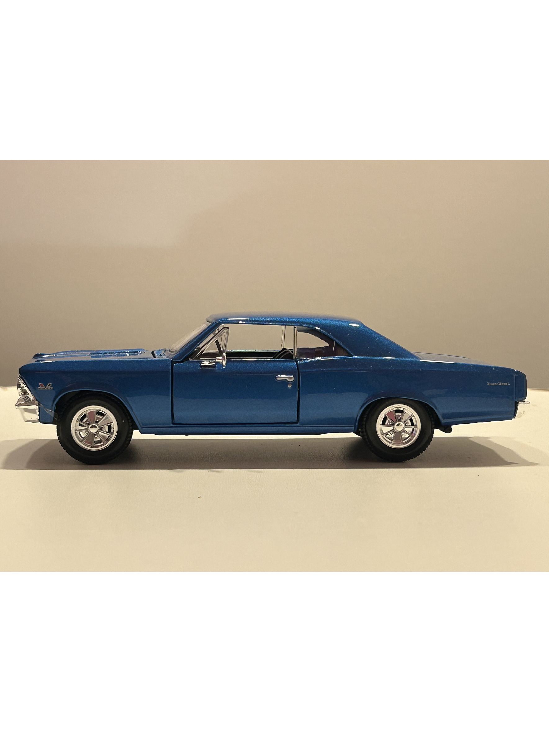 Chevrolet Chevelle SS 396 1966 – Modelo a Escala 1:24 Maisto Diecast Coleccionable 10