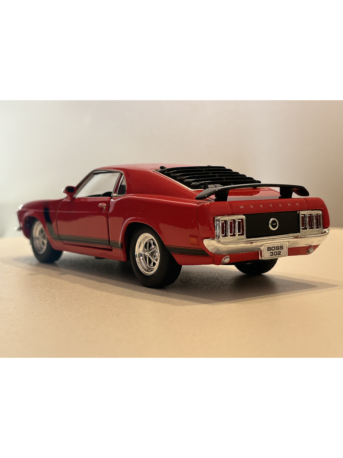 Ford Mustang Boss 302 1970 – Modelo a Escala 1:24 Welly Diecast Coleccionable 7