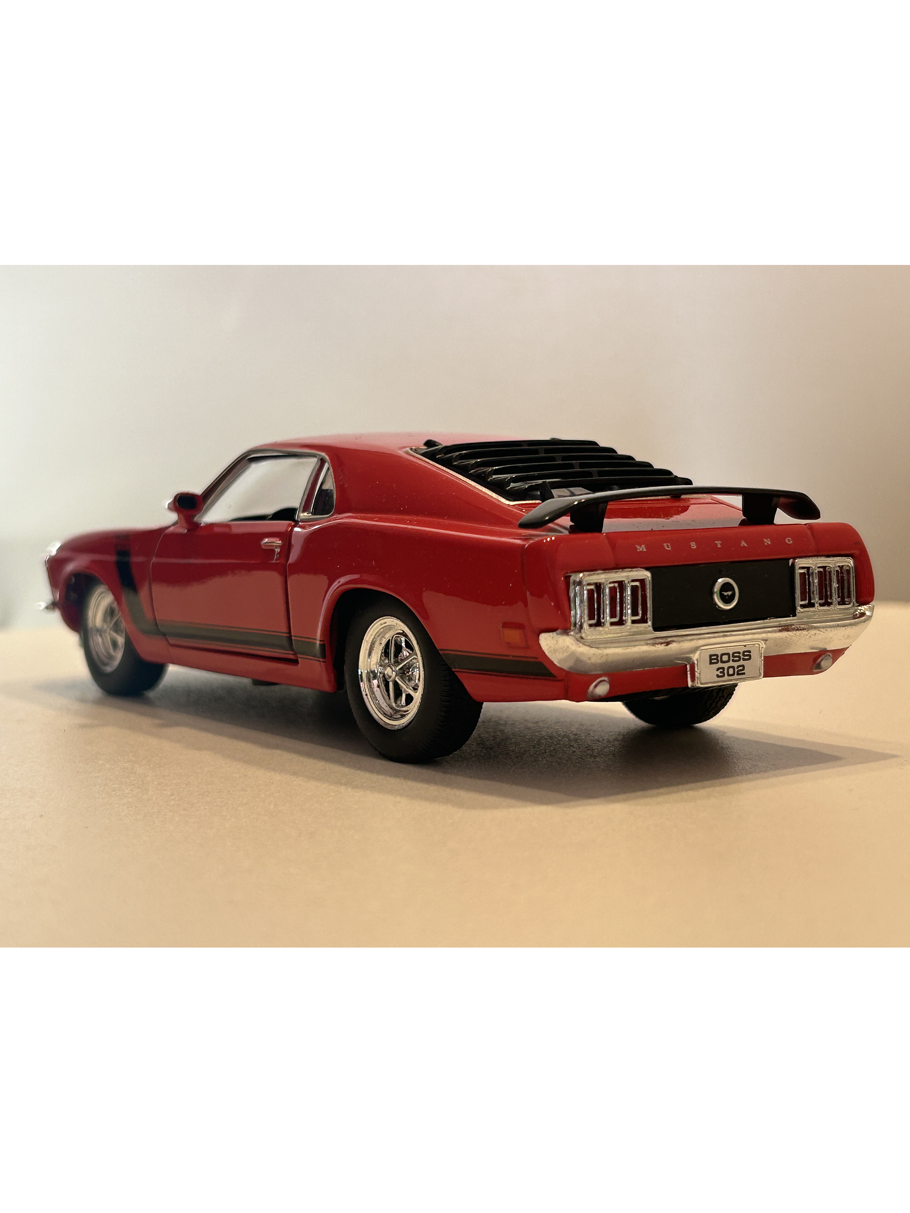 Ford Mustang Boss 302 1970 – Modelo a Escala 1:24 Welly Diecast Coleccionable 7