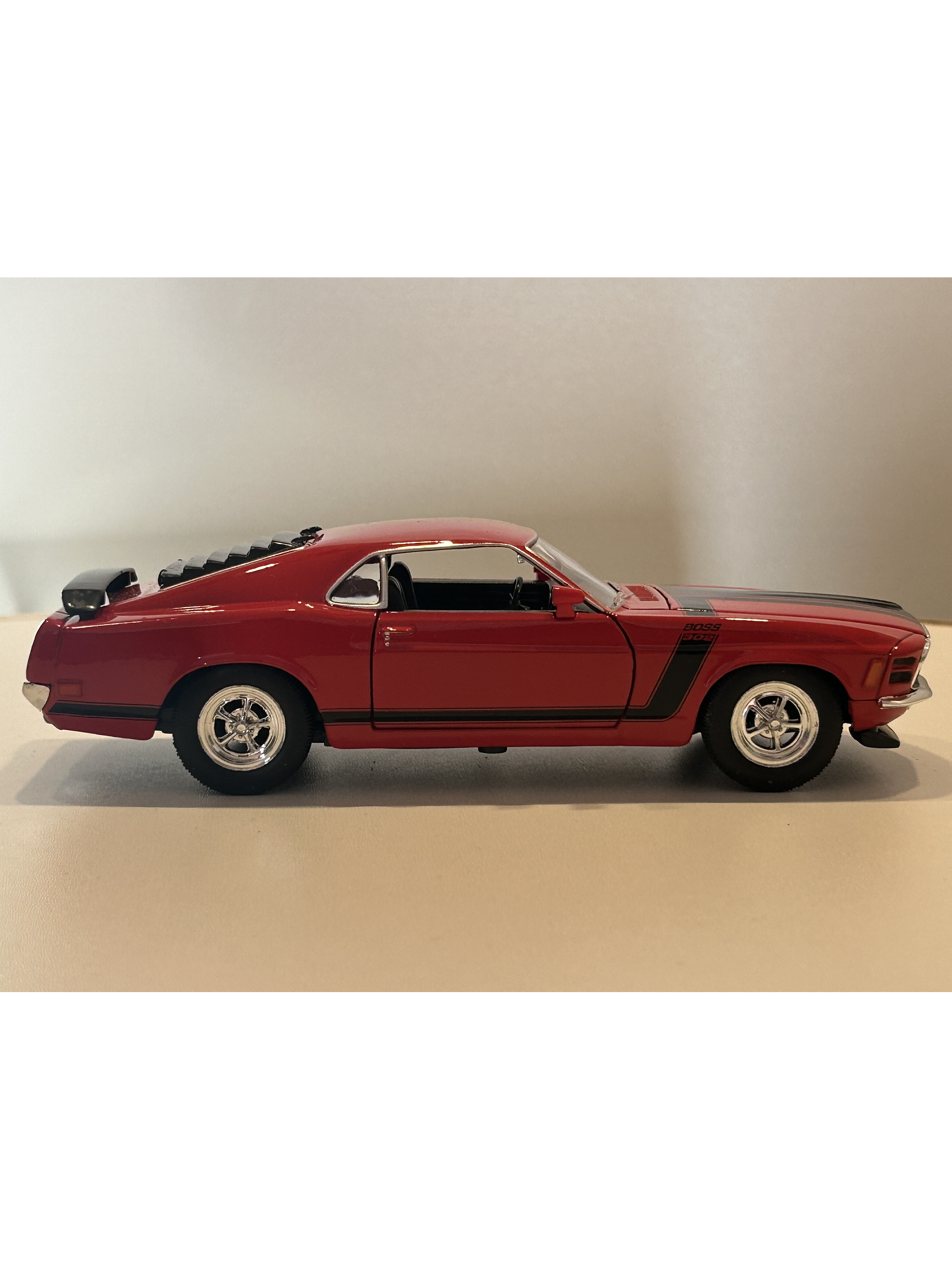 Ford Mustang Boss 302 1970 – Modelo a Escala 1:24 Welly Diecast Coleccionable 10
