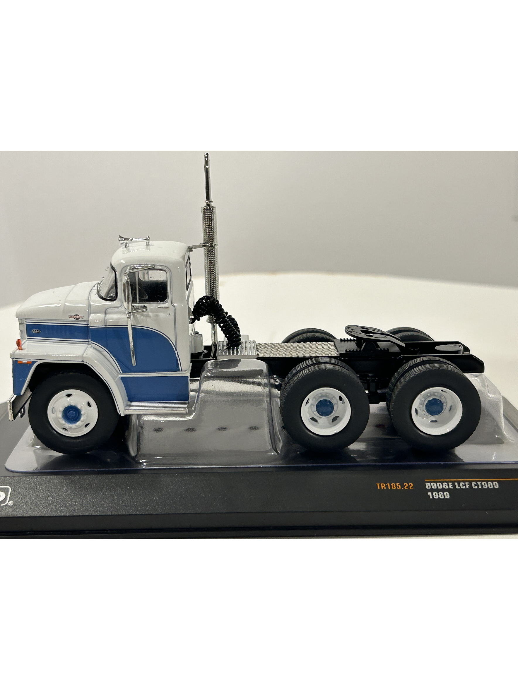 Dodge LCF CT900 1960 – IXO Models 1:43 – Clásico Americano Cabover 8
