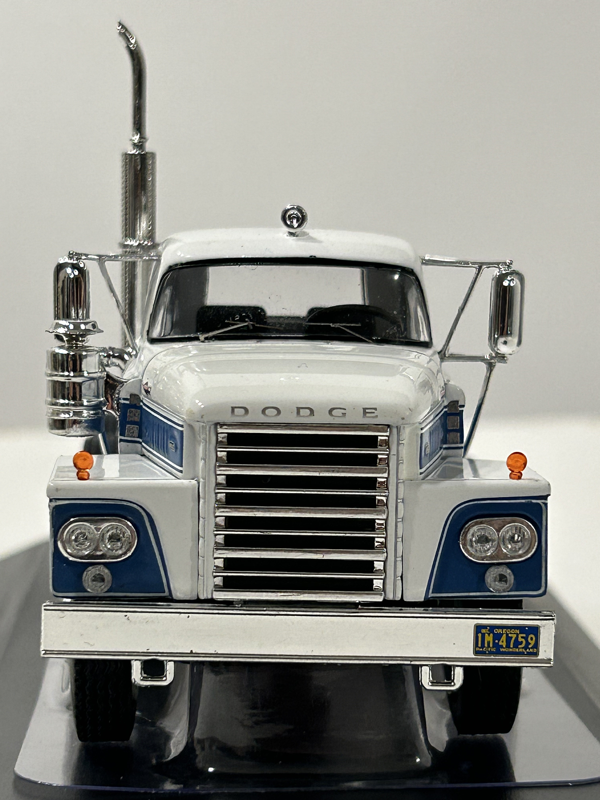 Dodge LCF CT900 1960 – IXO Models 1:43 – Clásico Americano Cabover 2