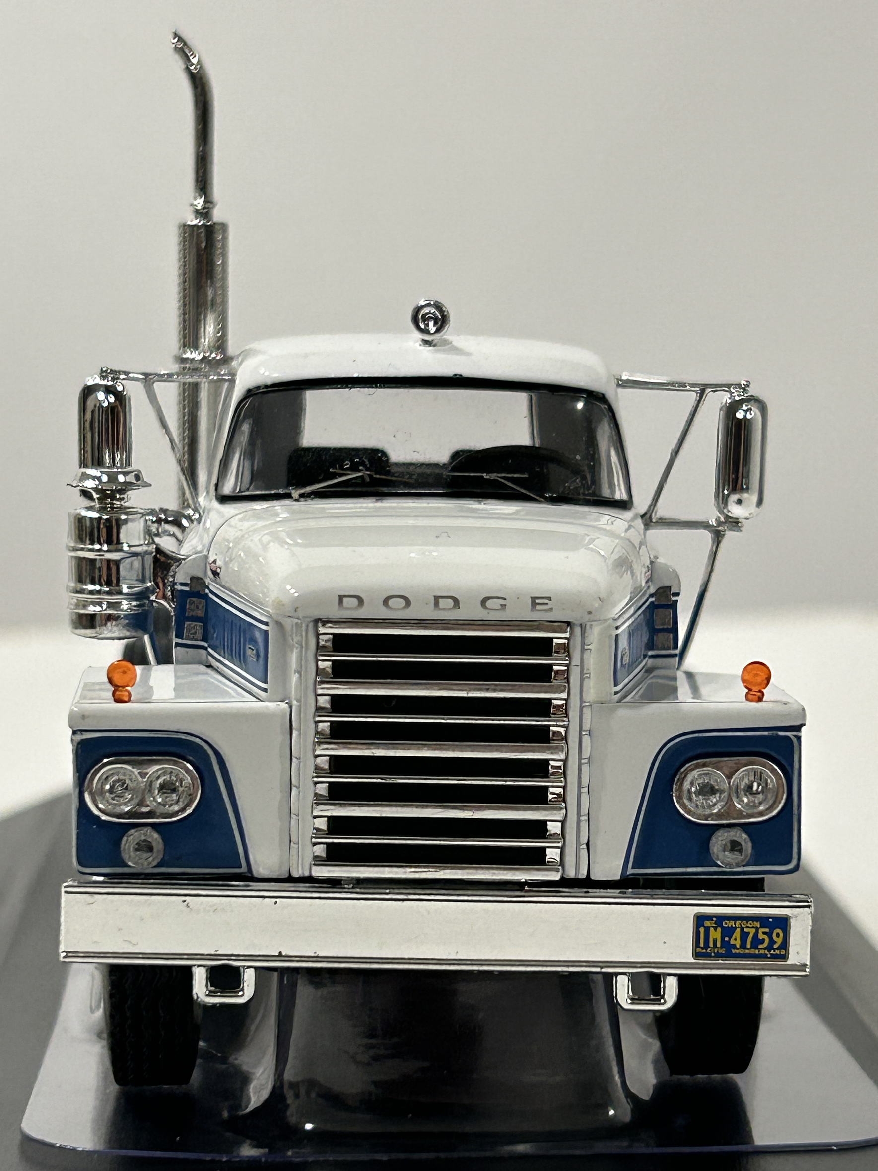 Dodge LCF CT900 1960 – IXO Models 1:43 – Clásico Americano Cabover 2