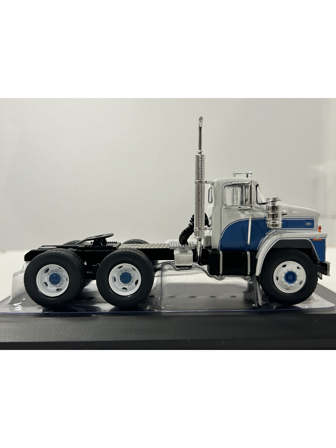 Dodge LCF CT900 1960 – IXO Models 1:43 – Clásico Americano Cabover 4