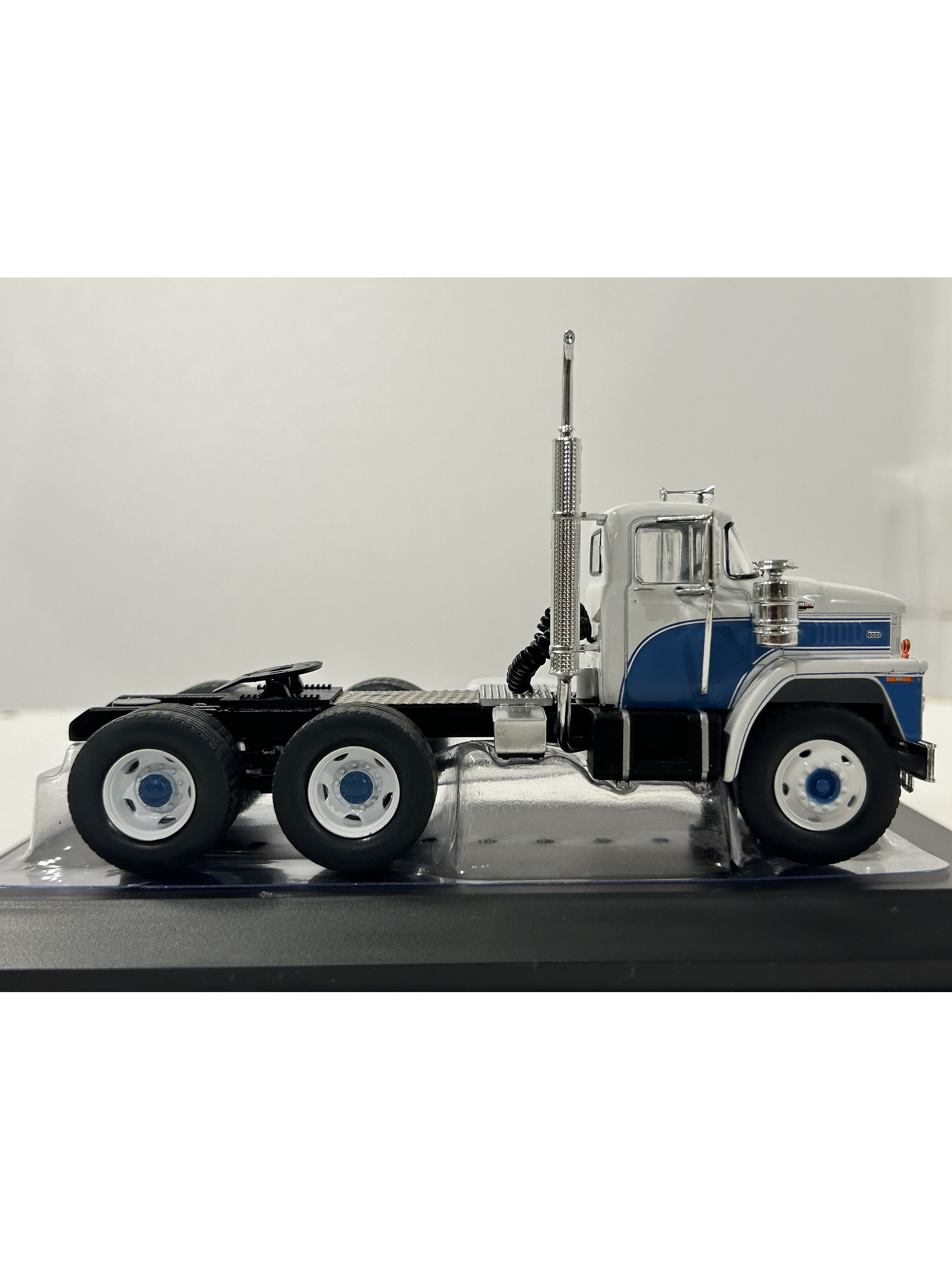 Dodge LCF CT900 1960 – IXO Models 1:43 – Clásico Americano Cabover 4