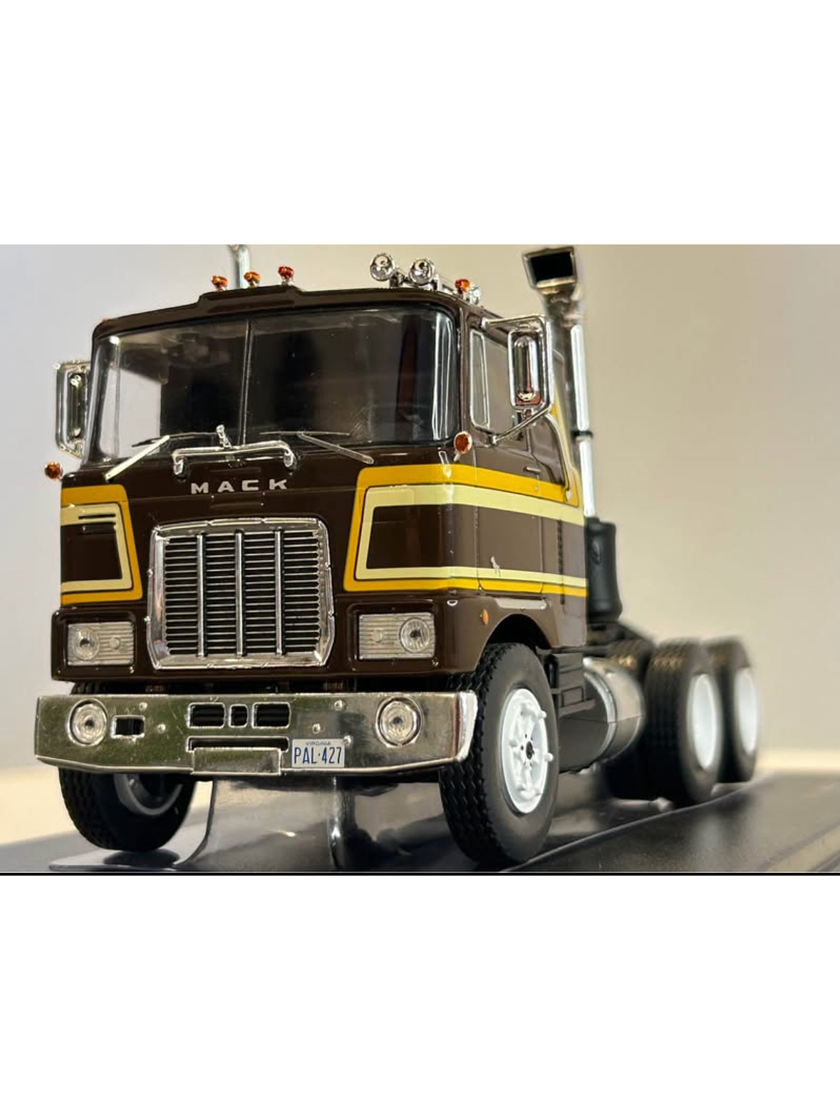 Camión Mack Serie F 1977 – Ixo Models. Escala 1:43 1